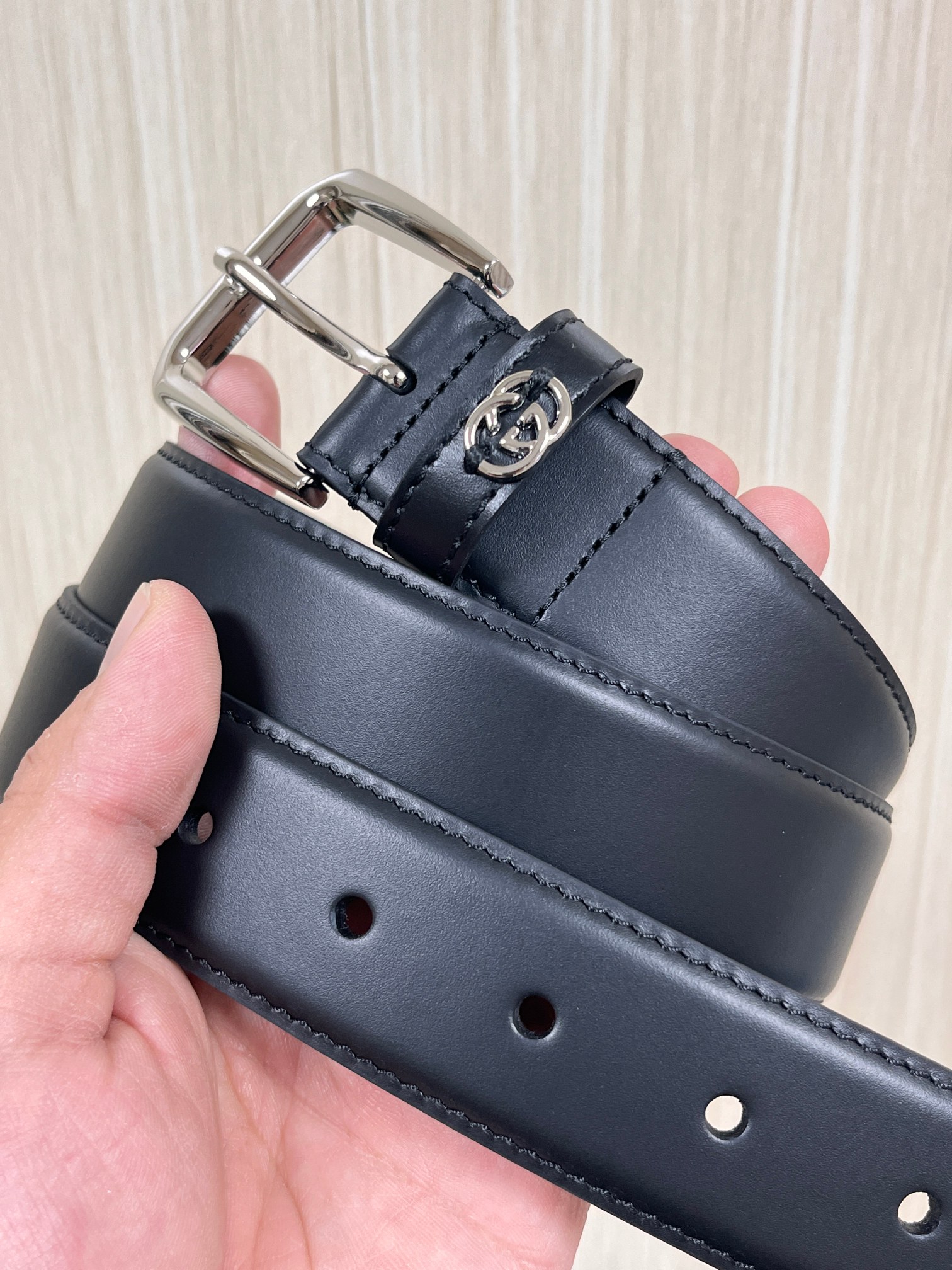 当季新款，中性色调精致牛皮革与方形搭扣完美合璧，不经意间散发商务正装风范。这款宽版腰带精选光面牛皮革制作