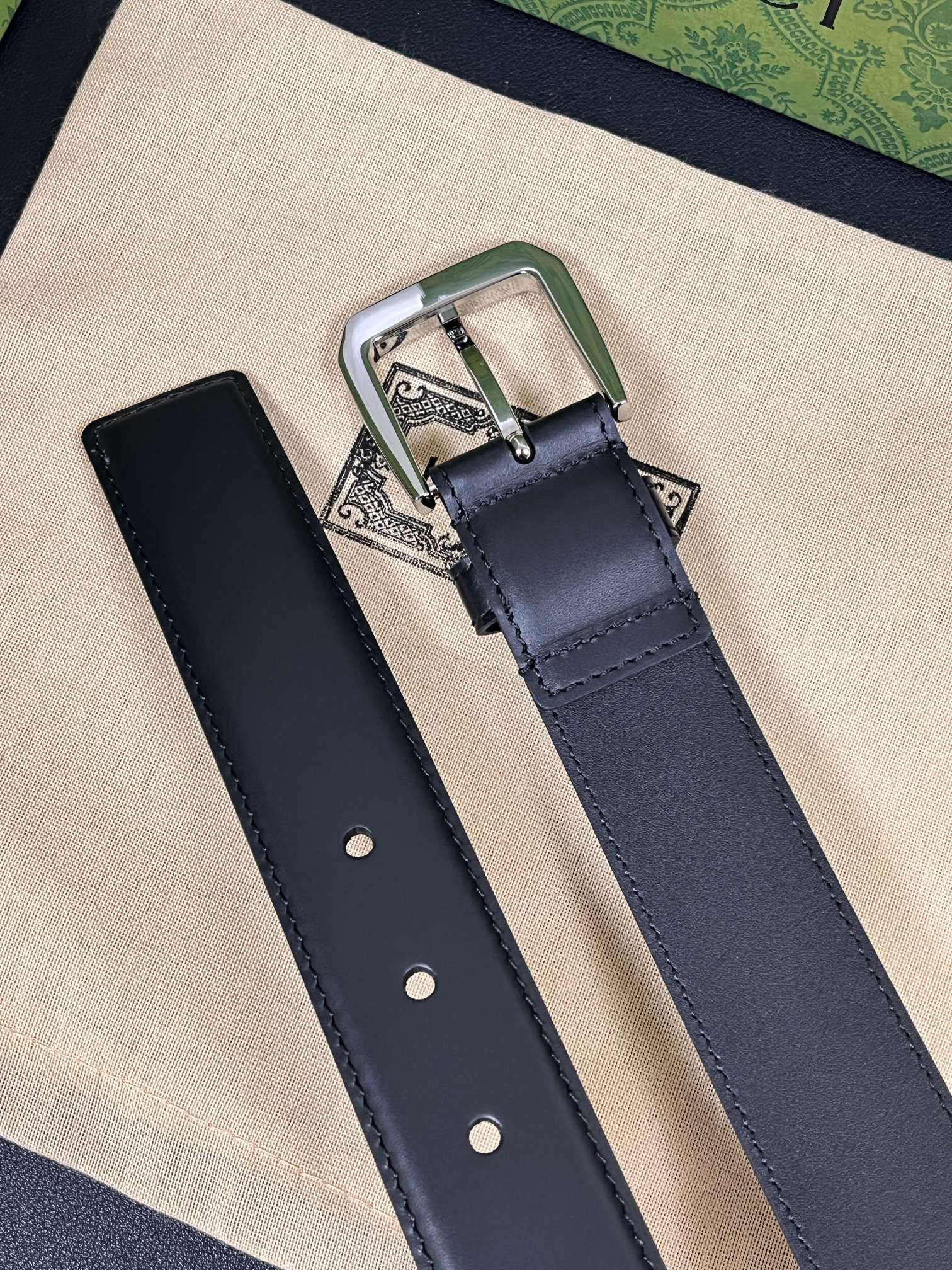 当季新款，中性色调精致牛皮革与方形搭扣完美合璧，不经意间散发商务正装风范。这款宽版腰带精选光面牛皮革制作