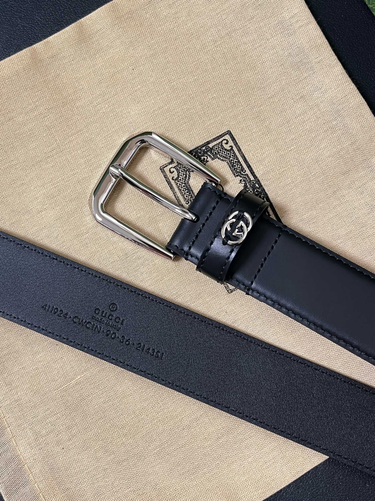 当季新款，中性色调精致牛皮革与方形搭扣完美合璧，不经意间散发商务正装风范。这款宽版腰带精选光面牛皮革制作