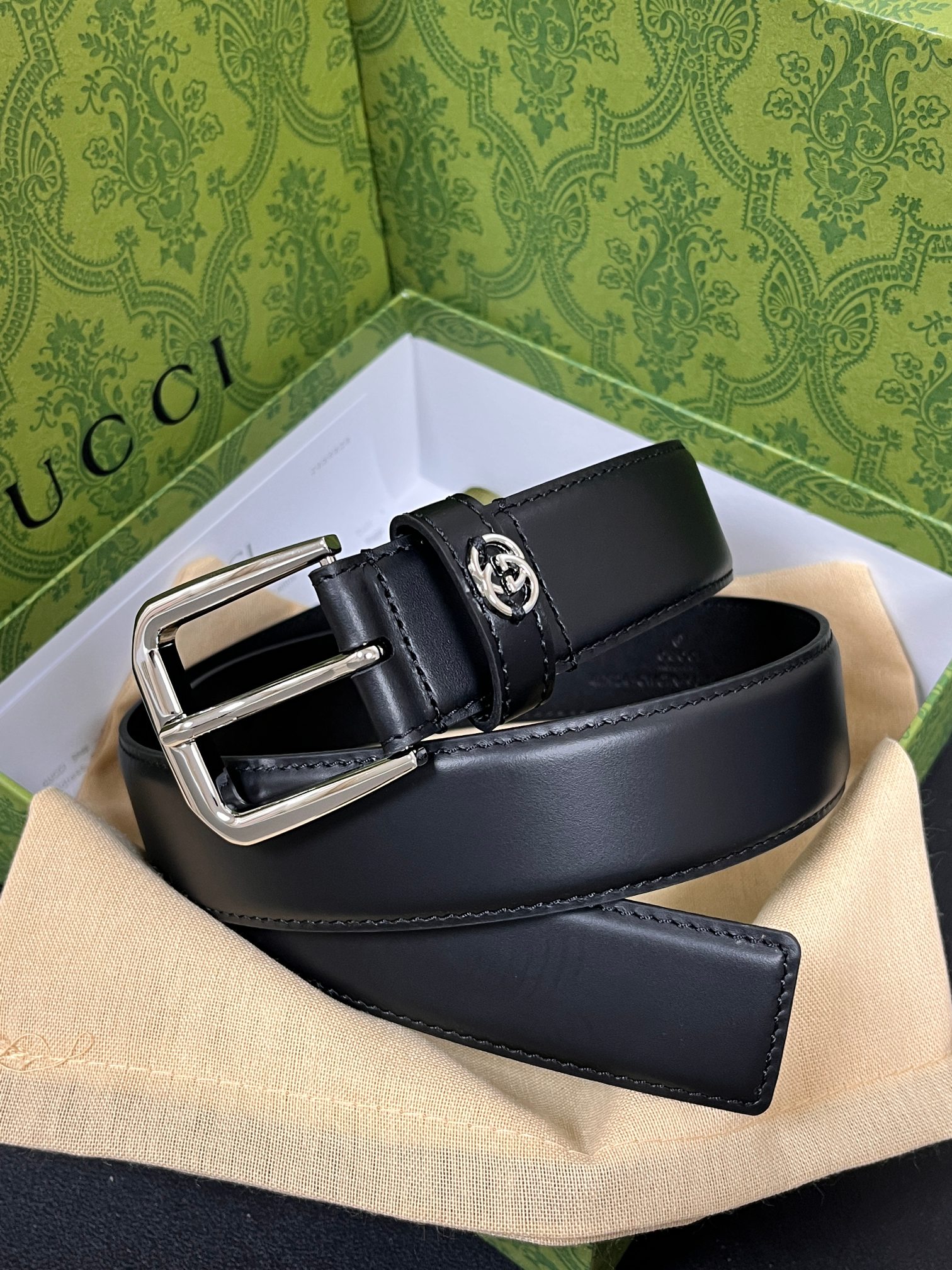 当季新款，中性色调精致牛皮革与方形搭扣完美合璧，不经意间散发商务正装风范。这款宽版腰带精选光面牛皮革制作