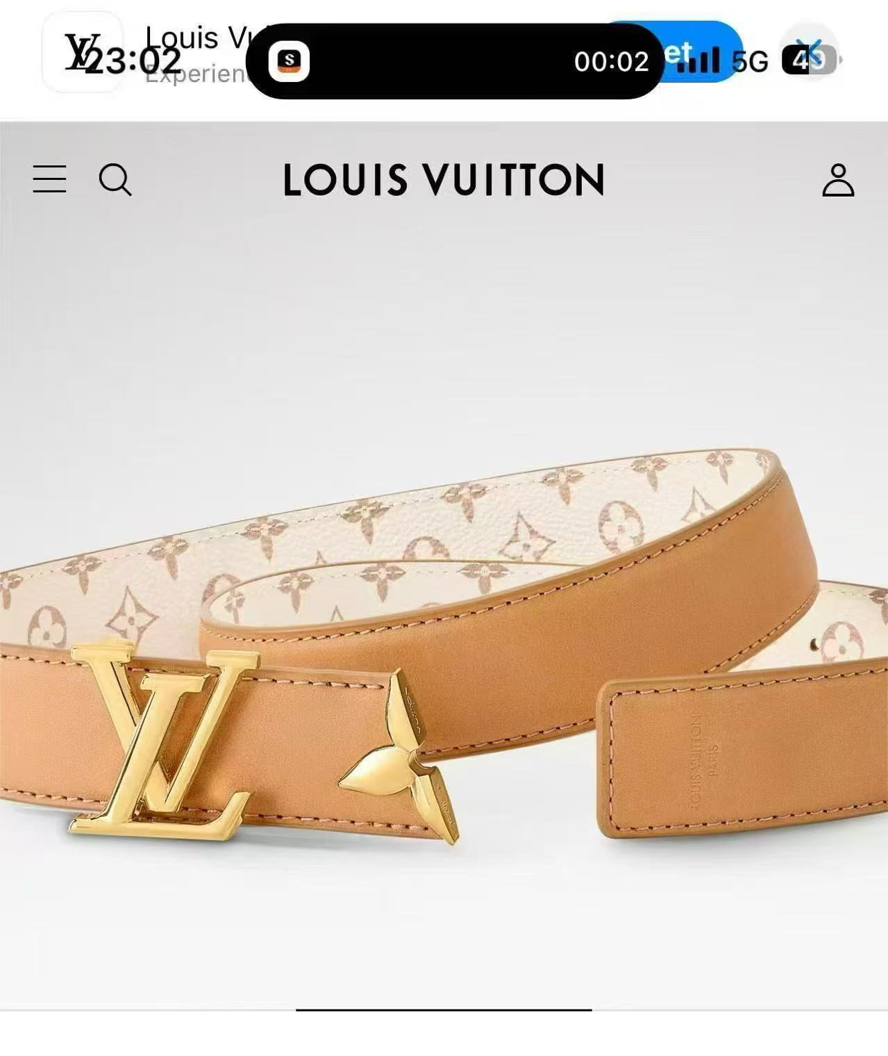 当季新款是一款专为女士设计的经典配饰。一面是标志性的 Monogram 帆布（白/米色调老花），另一面是