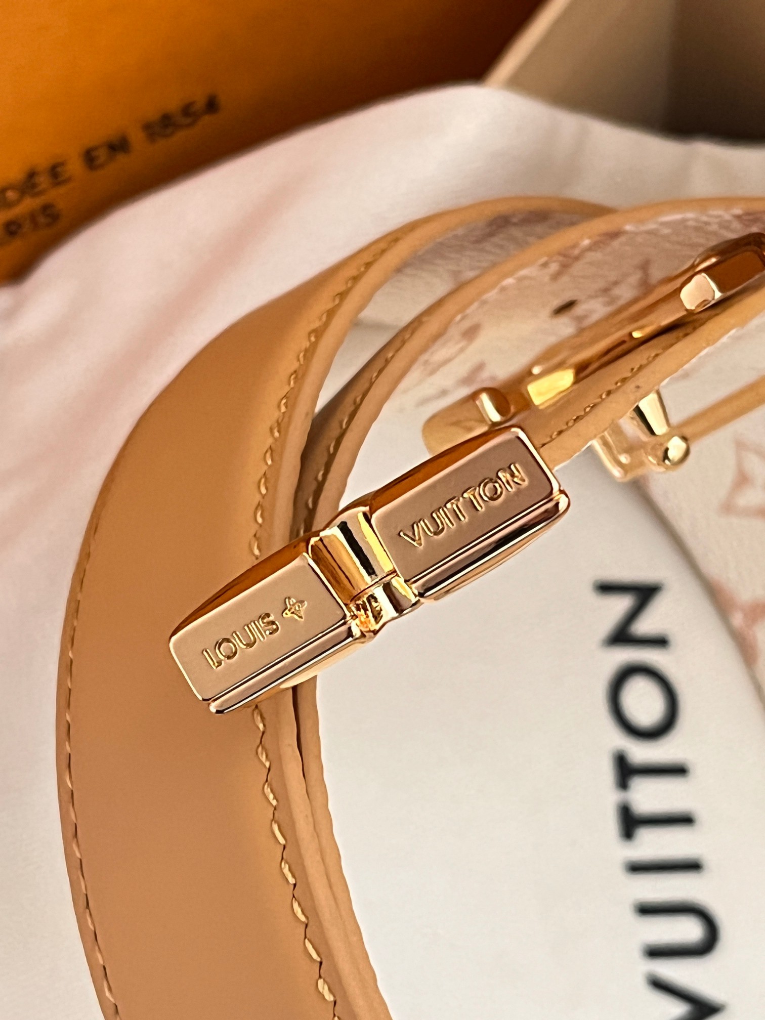 当季新款是一款专为女士设计的经典配饰。一面是标志性的 Monogram 帆布（白/米色调老花），另一面是