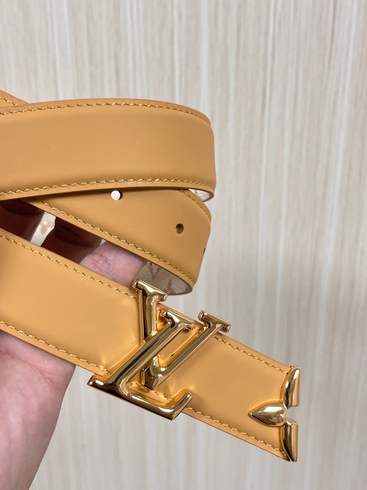 当季新款是一款专为女士设计的经典配饰。一面是标志性的 Monogram 帆布（白/米色调老花），另一面是