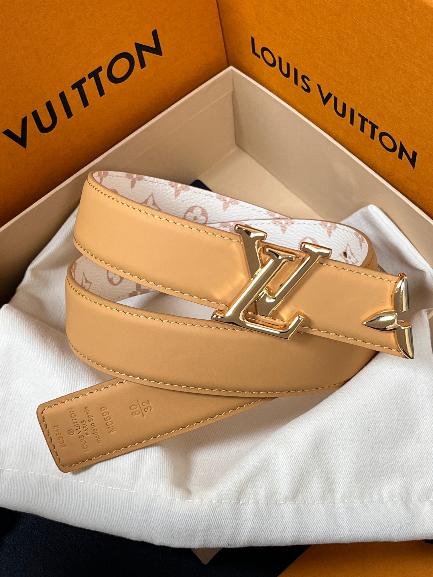 当季新款是一款专为女士设计的经典配饰。一面是标志性的 Monogram 帆布（白/米色调老花），另一面是