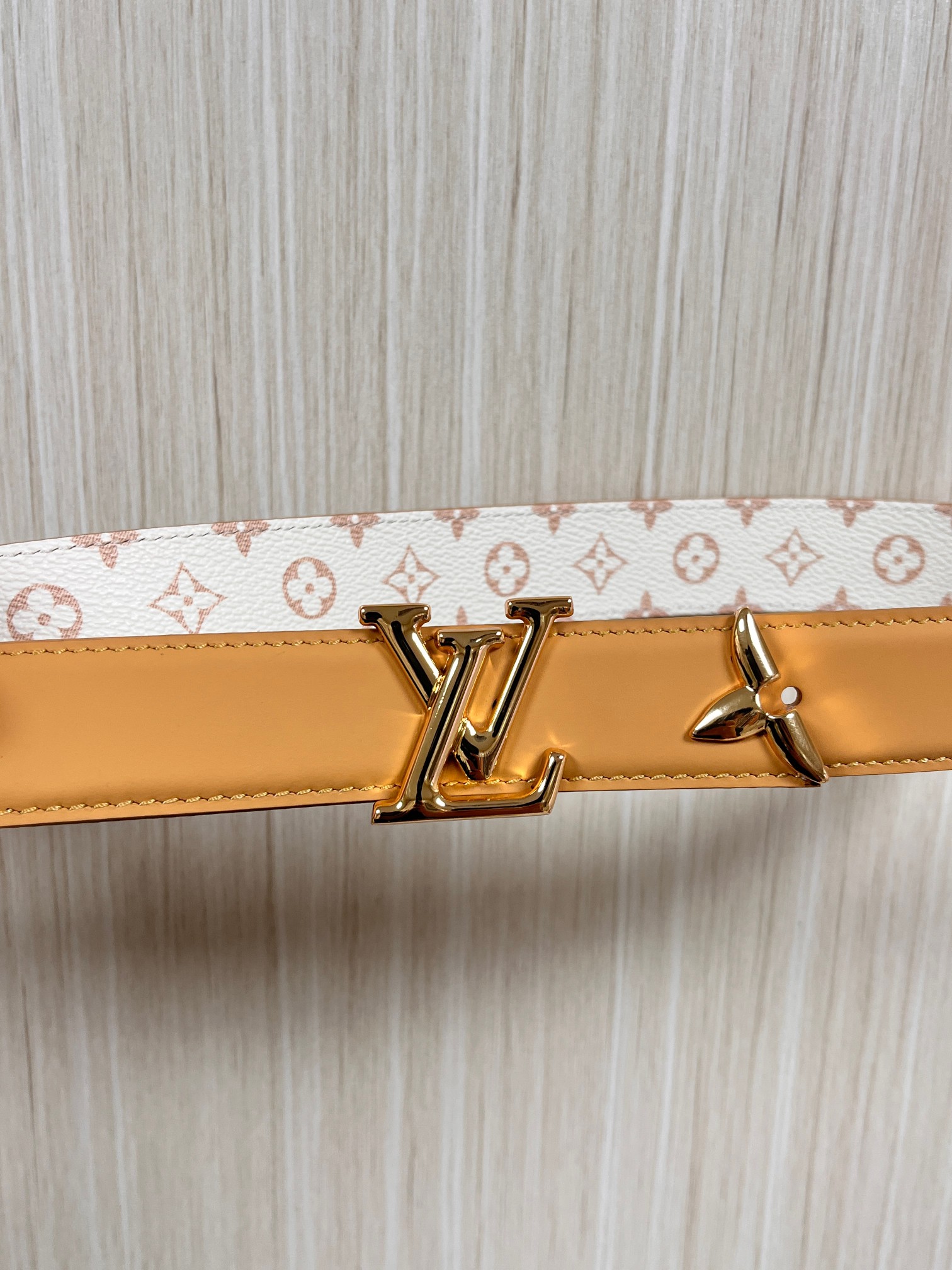 当季新款是一款专为女士设计的经典配饰。一面是标志性的 Monogram 帆布（白/米色调老花），另一面是