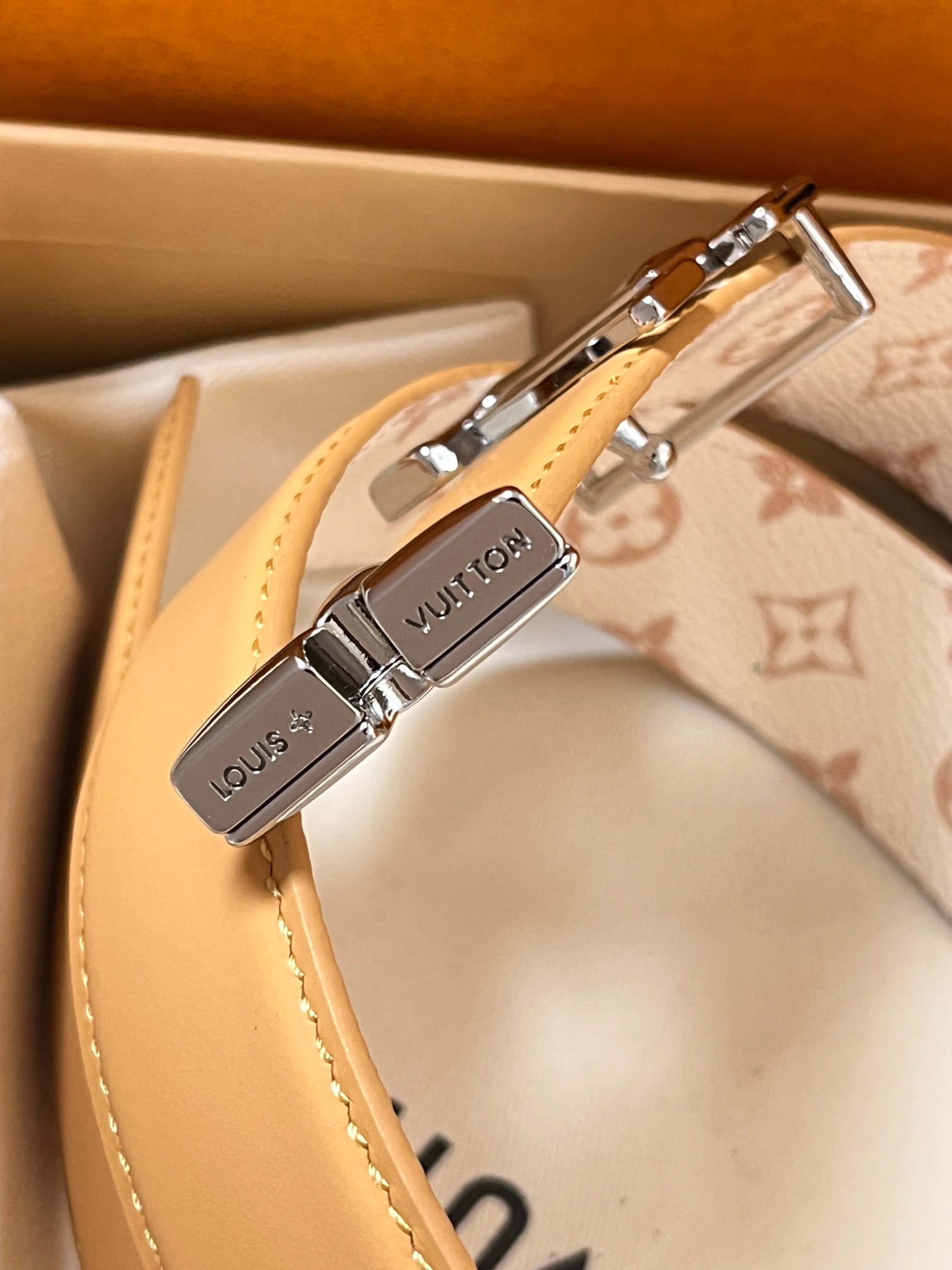 当季新款是一款专为女士设计的经典配饰。一面是标志性的 Monogram 帆布（白/米色调老花），另一面是