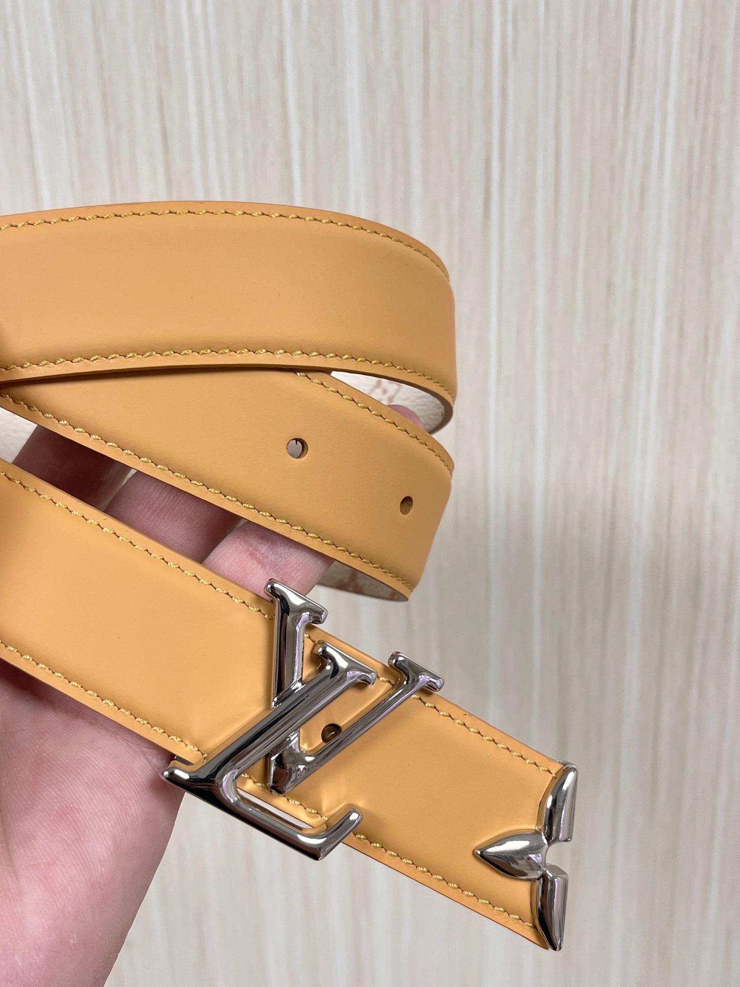 当季新款是一款专为女士设计的经典配饰。一面是标志性的 Monogram 帆布（白/米色调老花），另一面是