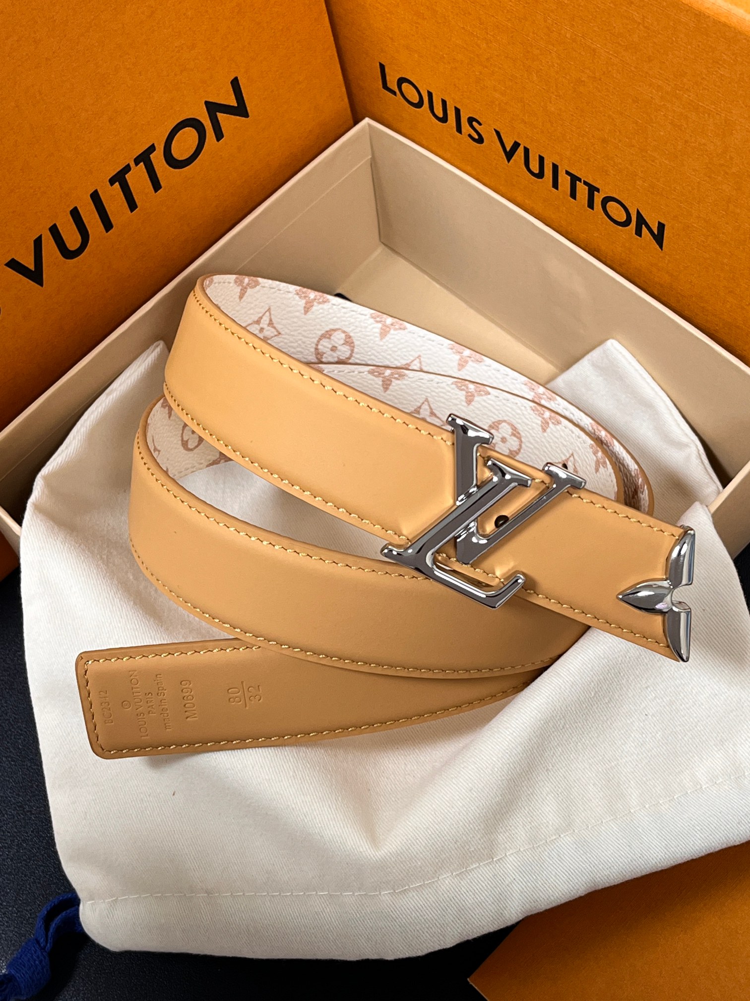 当季新款是一款专为女士设计的经典配饰。一面是标志性的 Monogram 帆布（白/米色调老花），另一面是