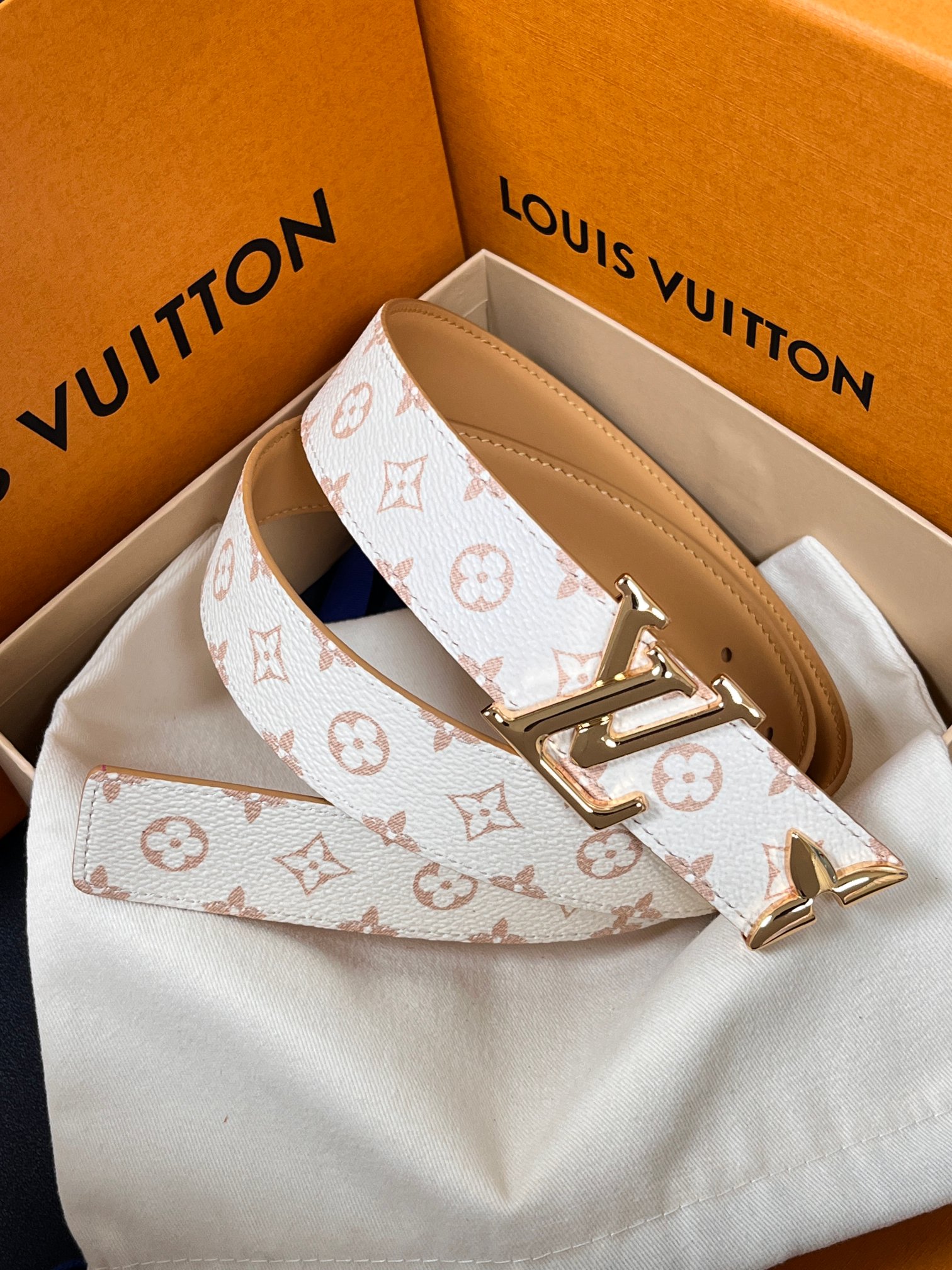 当季新款是一款专为女士设计的经典配饰。一面是标志性的 Monogram 帆布（白/米色调老花），另一面是