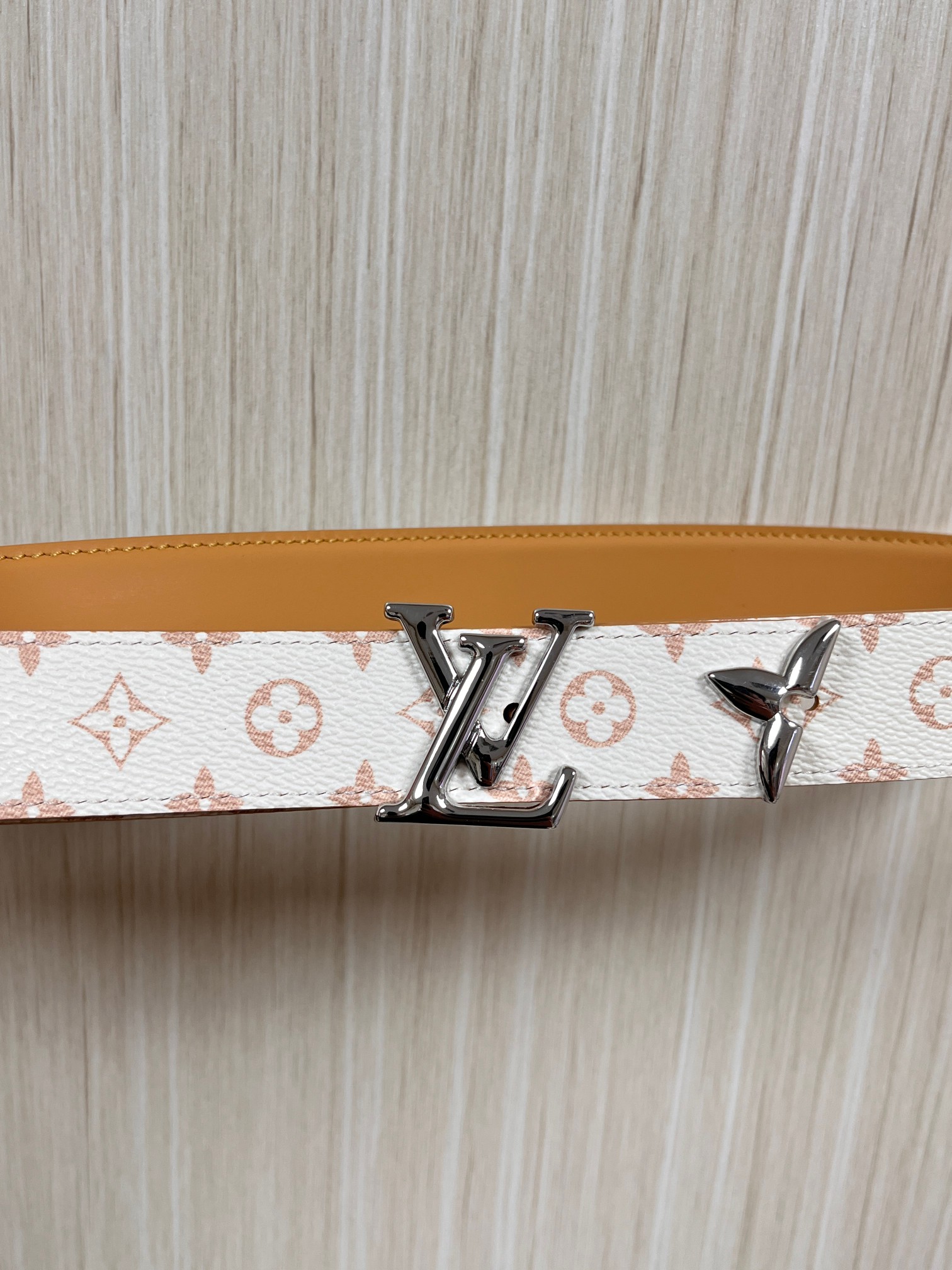 当季新款是一款专为女士设计的经典配饰。一面是标志性的 Monogram 帆布（白/米色调老花），另一面是