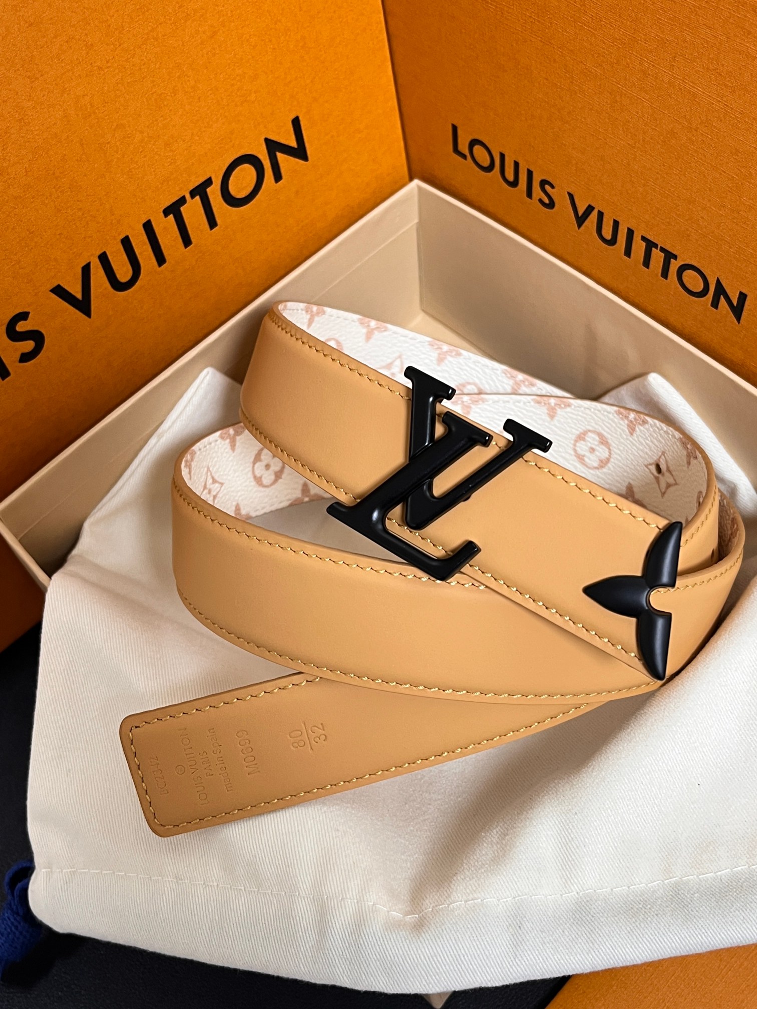 当季新款是一款专为女士设计的经典配饰。一面是标志性的 Monogram 帆布（白/米色调老花），另一面是