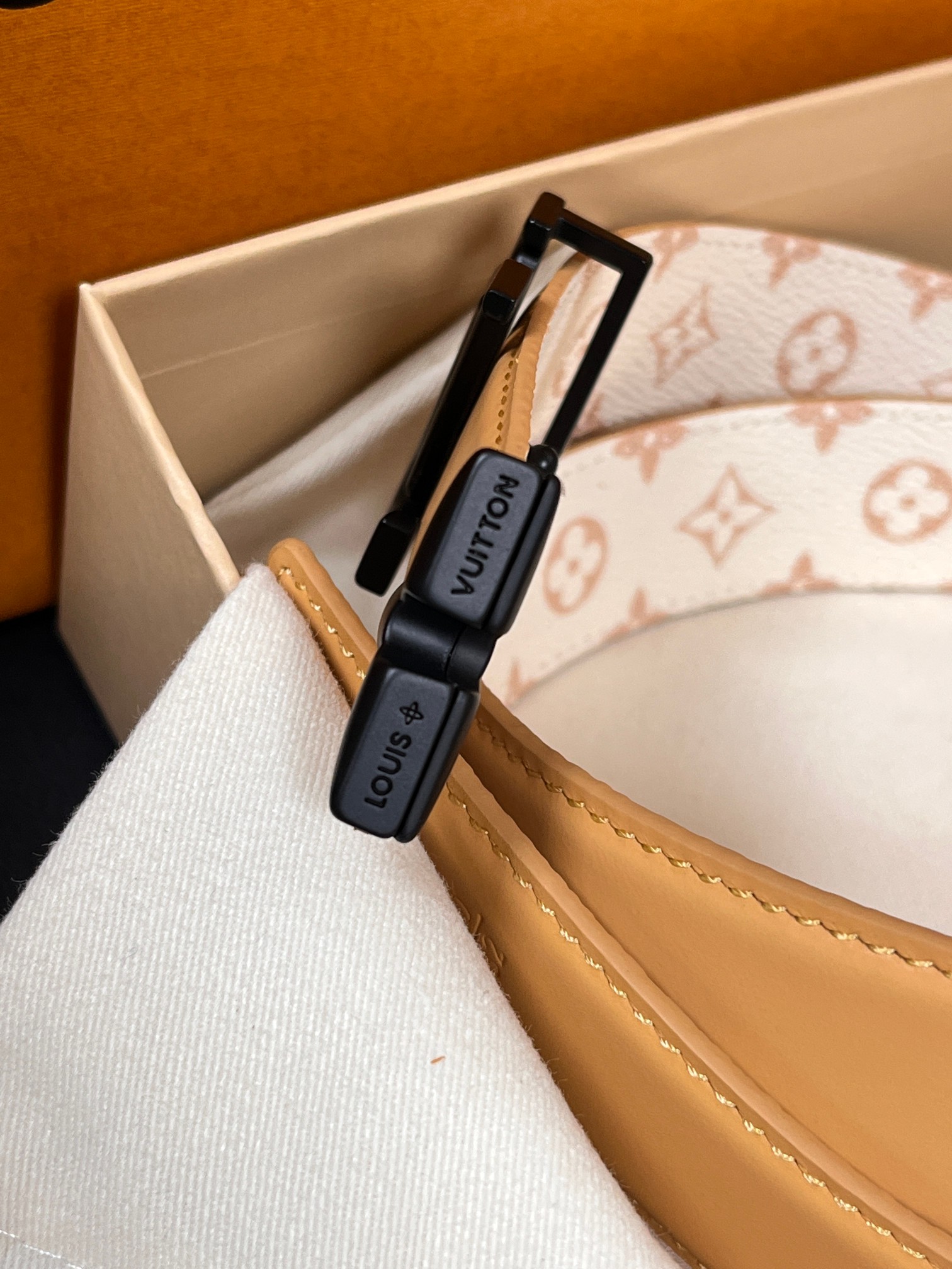 当季新款是一款专为女士设计的经典配饰。一面是标志性的 Monogram 帆布（白/米色调老花），另一面是