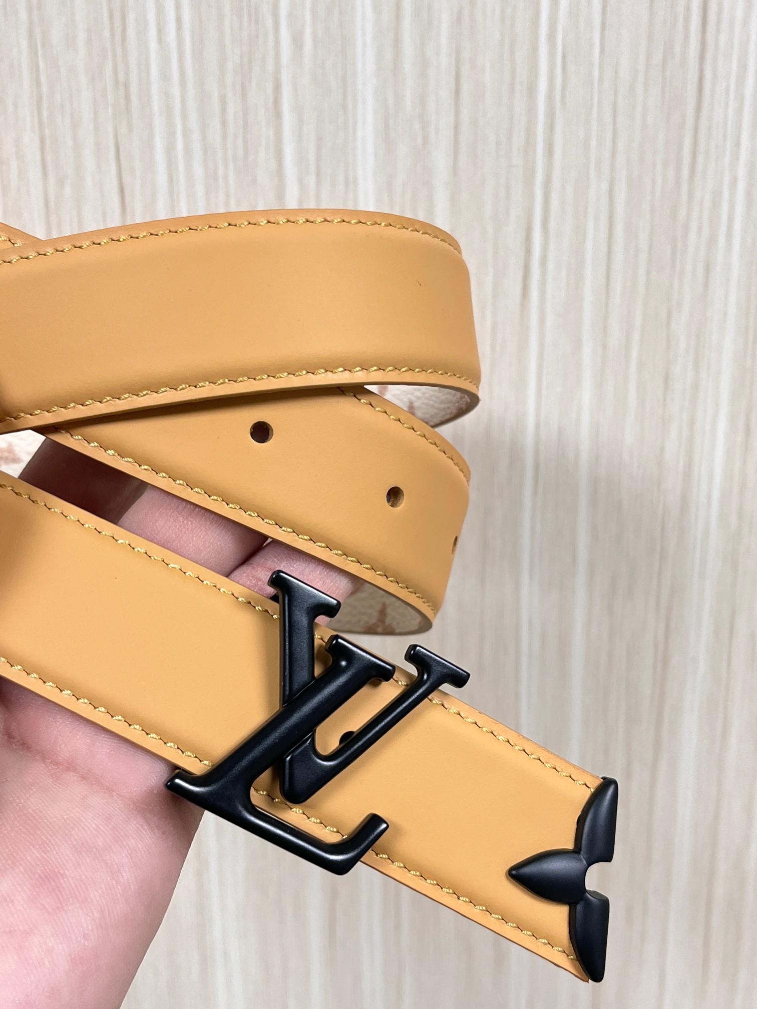 当季新款是一款专为女士设计的经典配饰。一面是标志性的 Monogram 帆布（白/米色调老花），另一面是