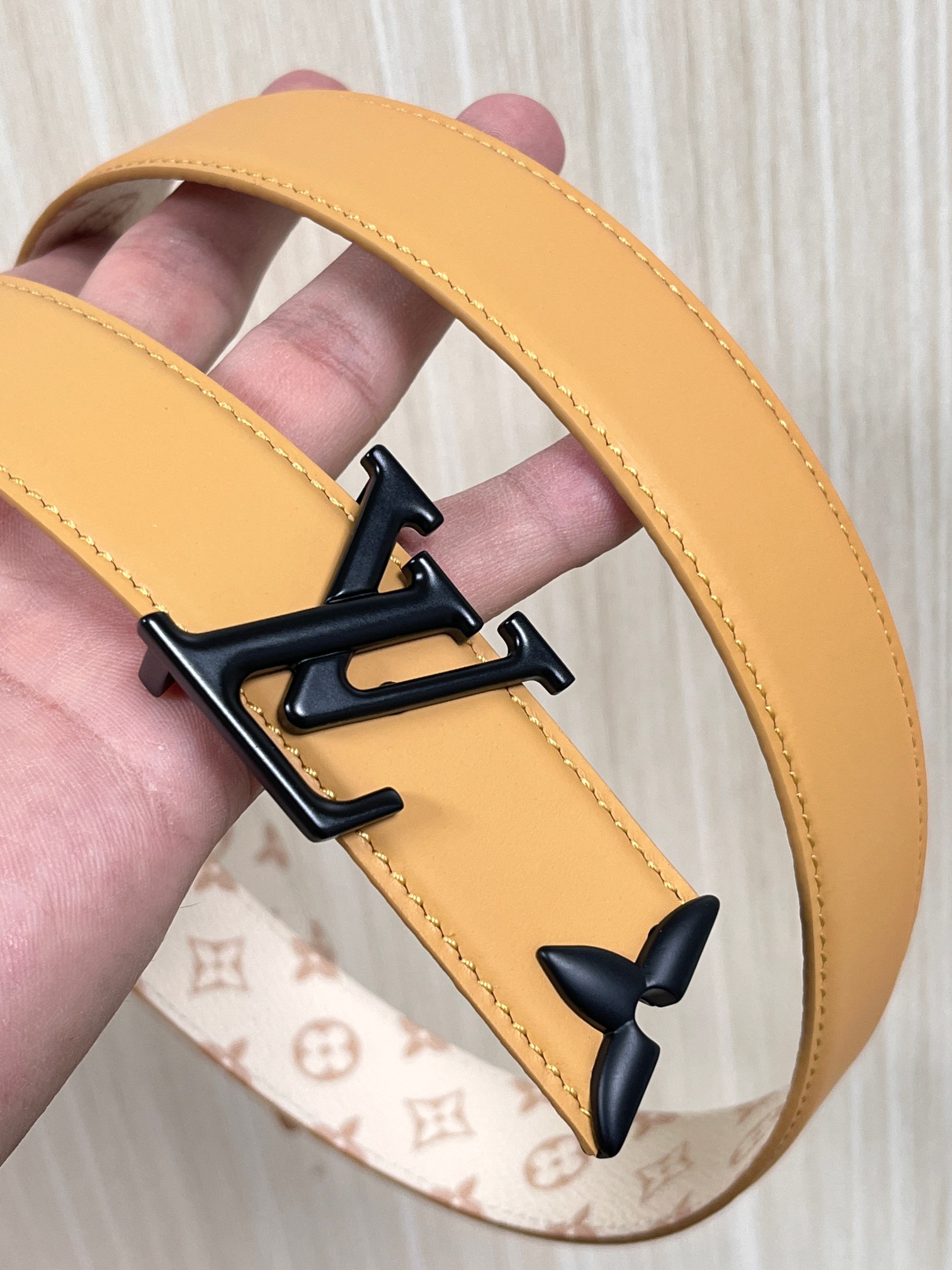 当季新款是一款专为女士设计的经典配饰。一面是标志性的 Monogram 帆布（白/米色调老花），另一面是