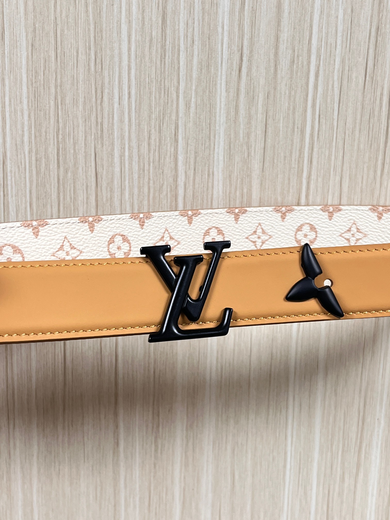 当季新款是一款专为女士设计的经典配饰。一面是标志性的 Monogram 帆布（白/米色调老花），另一面是