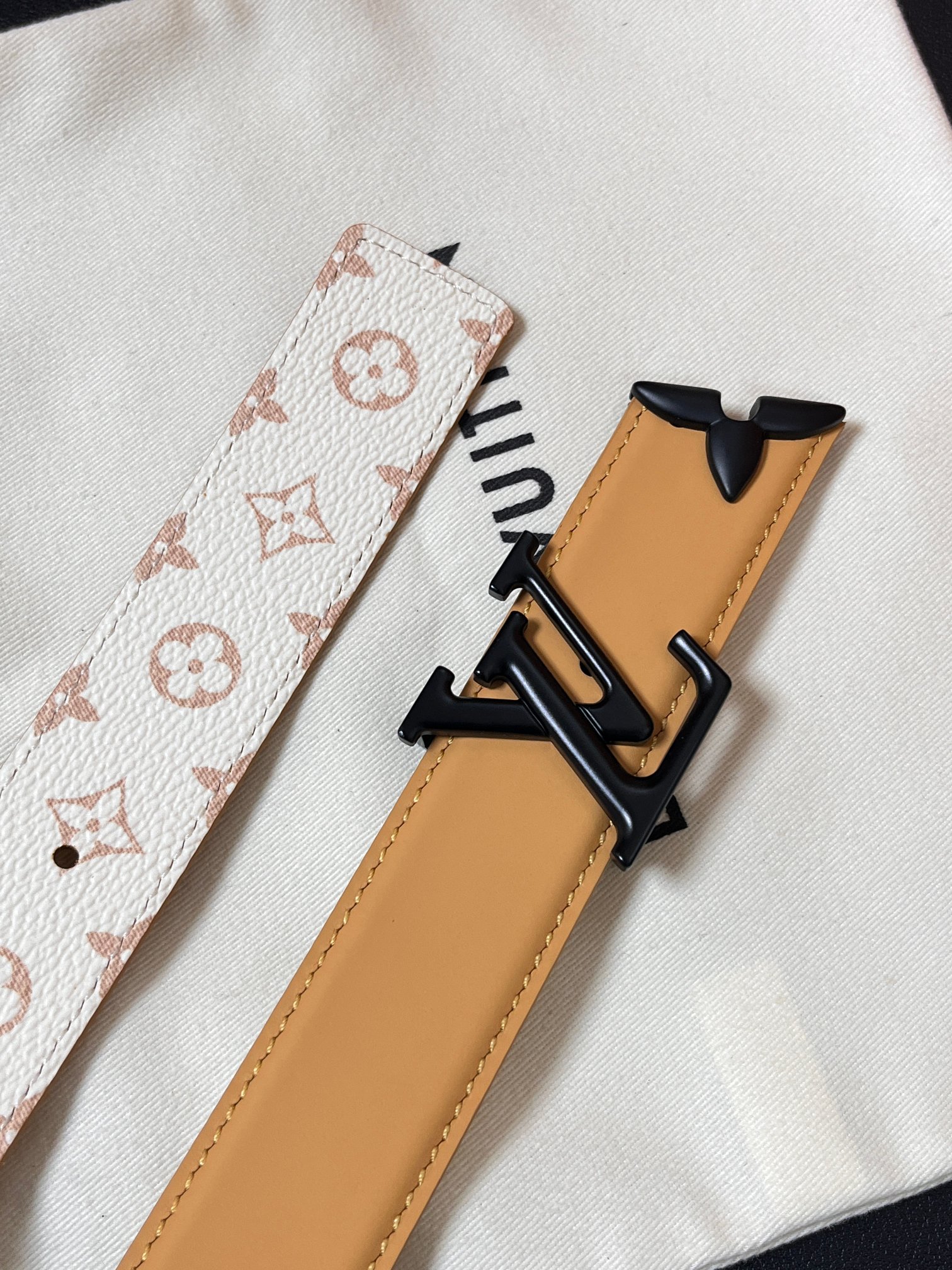 当季新款是一款专为女士设计的经典配饰。一面是标志性的 Monogram 帆布（白/米色调老花），另一面是