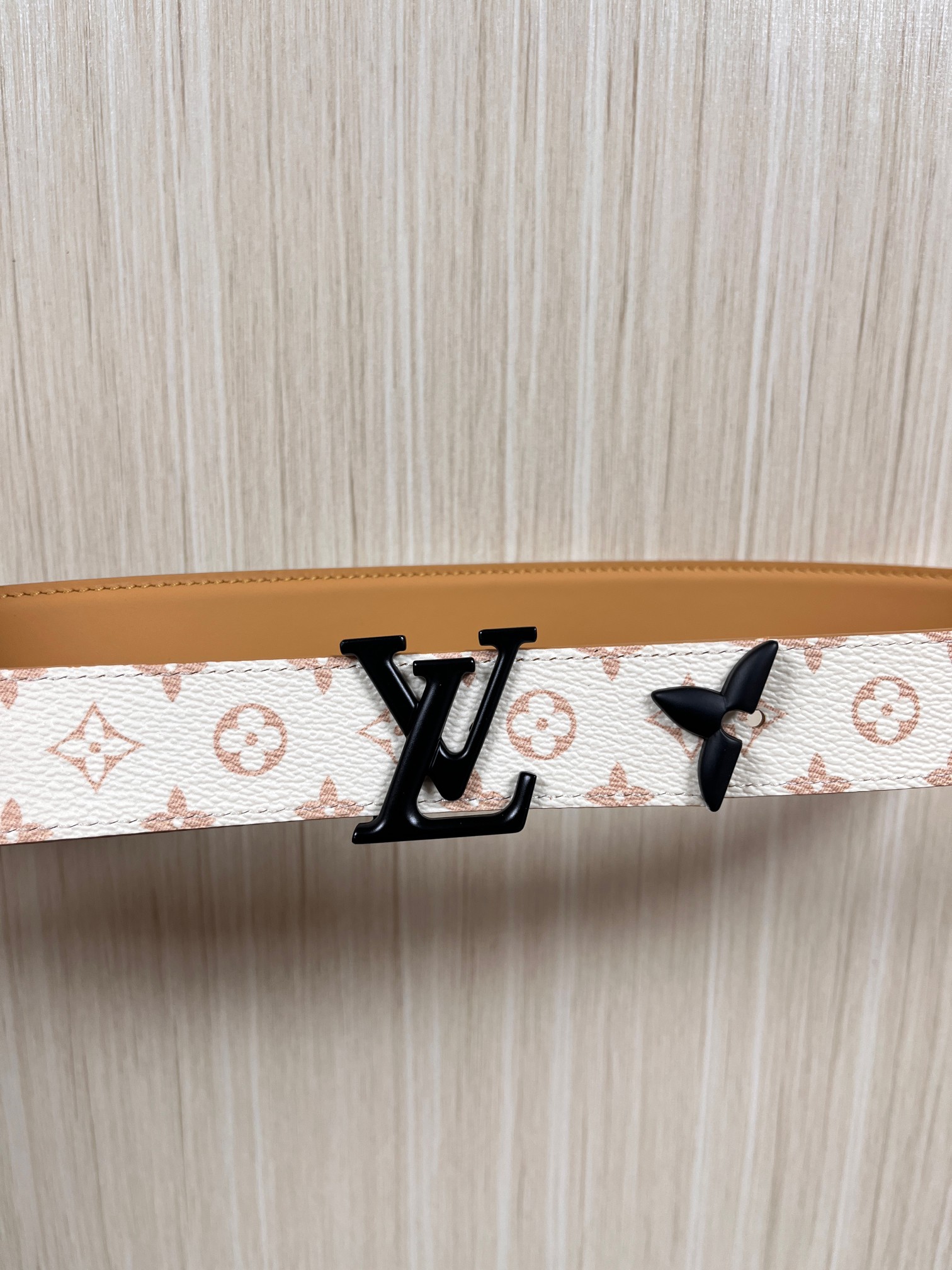 当季新款是一款专为女士设计的经典配饰。一面是标志性的 Monogram 帆布（白/米色调老花），另一面是