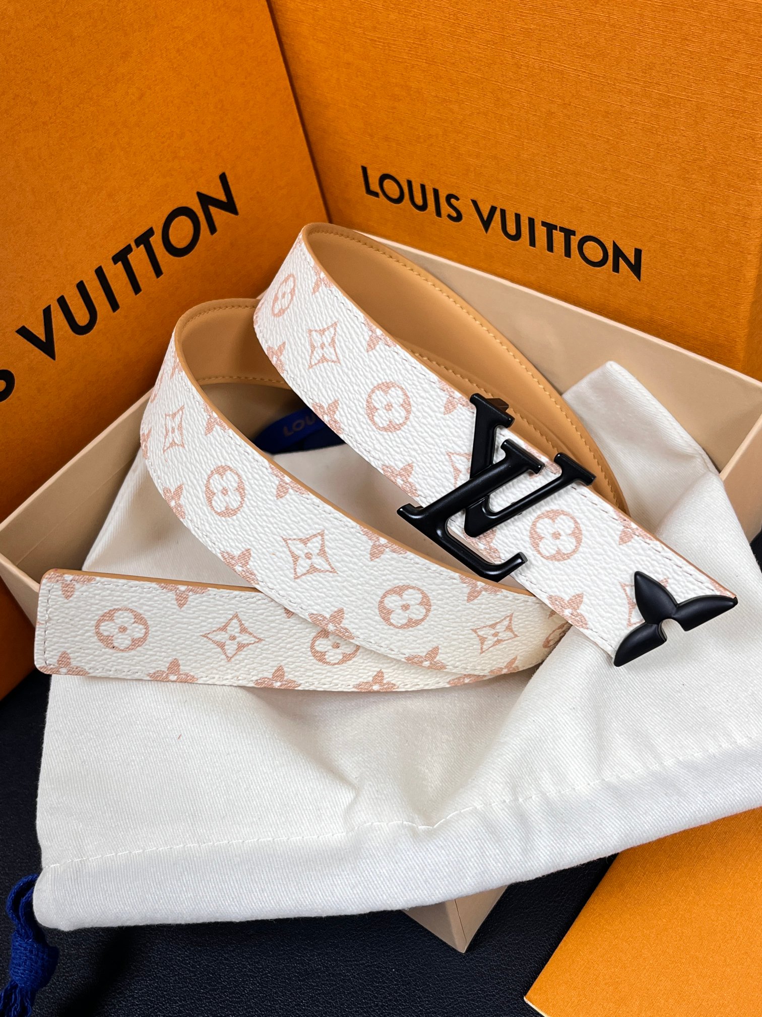 当季新款是一款专为女士设计的经典配饰。一面是标志性的 Monogram 帆布（白/米色调老花），另一面是