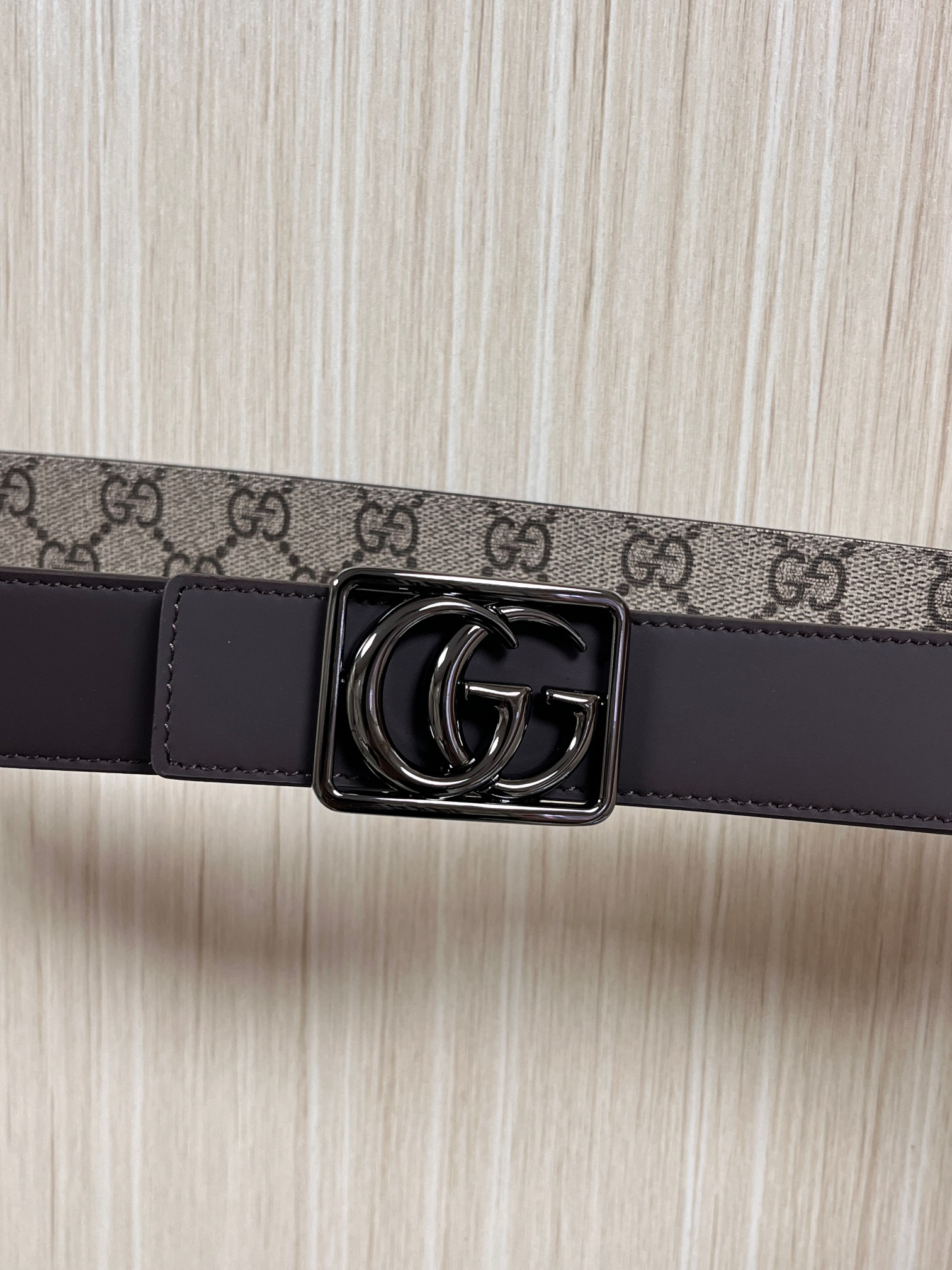 当季新款，GG老花帆布+皮革双面设计，一面 SuPreme帆布（带有品牌老花图案），另一面是光面皮革属于