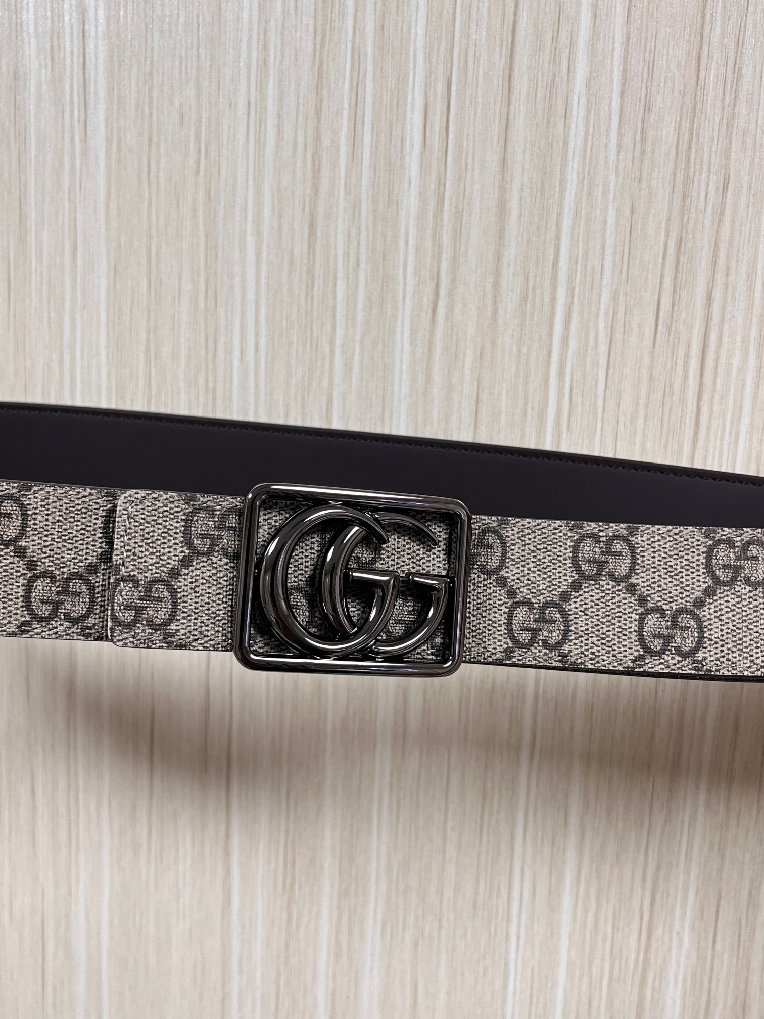 当季新款，GG老花帆布+皮革双面设计，一面 SuPreme帆布（带有品牌老花图案），另一面是光面皮革属于