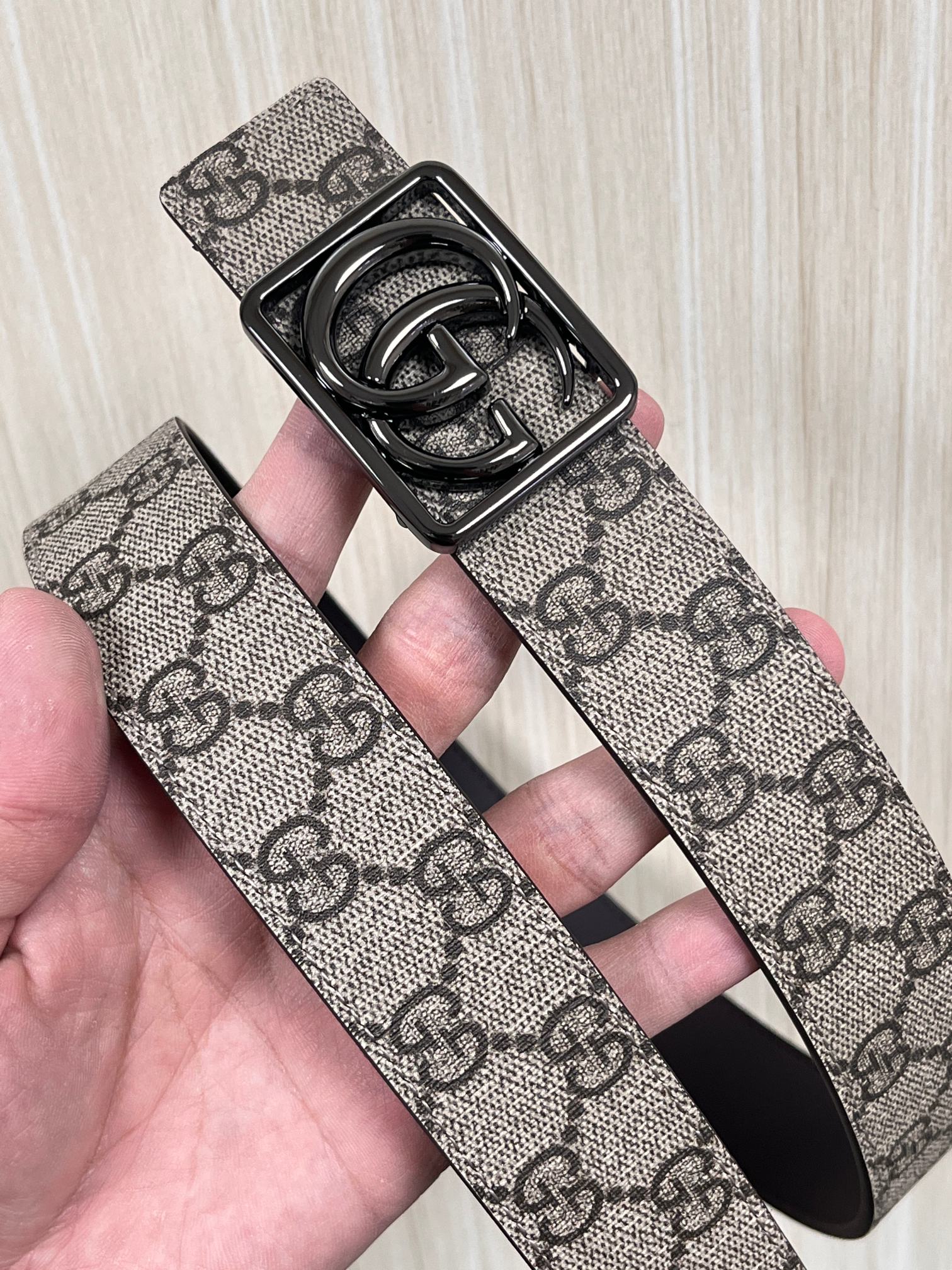 当季新款，GG老花帆布+皮革双面设计，一面 SuPreme帆布（带有品牌老花图案），另一面是光面皮革属于