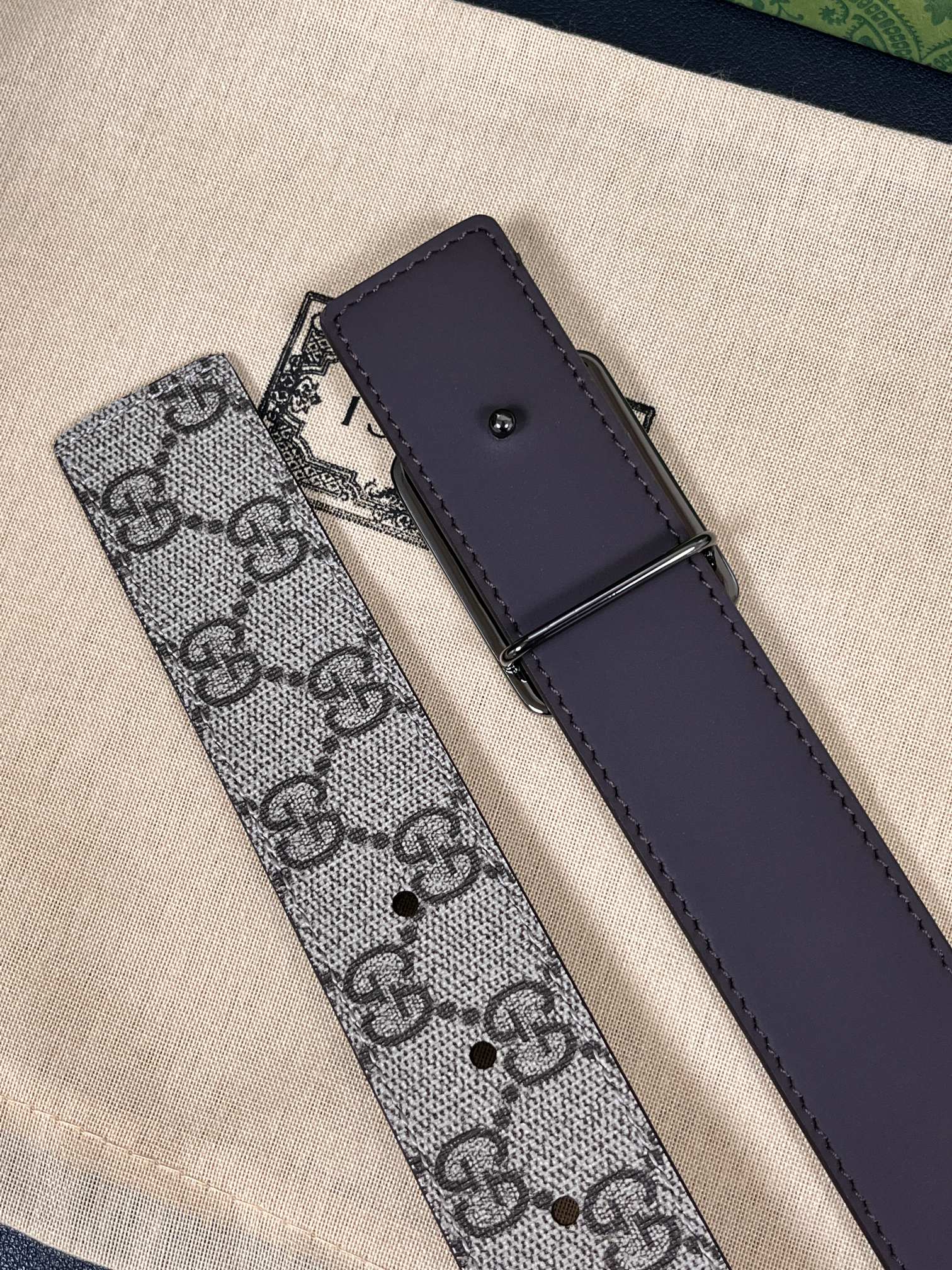 当季新款，GG老花帆布+皮革双面设计，一面 SuPreme帆布（带有品牌老花图案），另一面是光面皮革属于