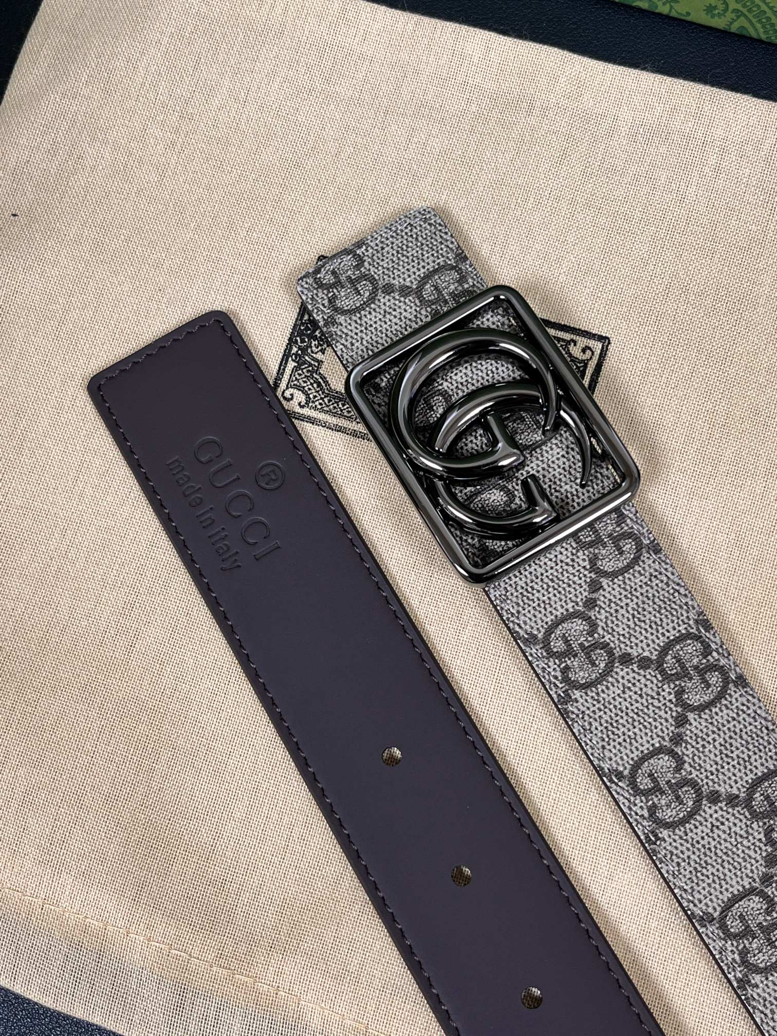 当季新款，GG老花帆布+皮革双面设计，一面 SuPreme帆布（带有品牌老花图案），另一面是光面皮革属于