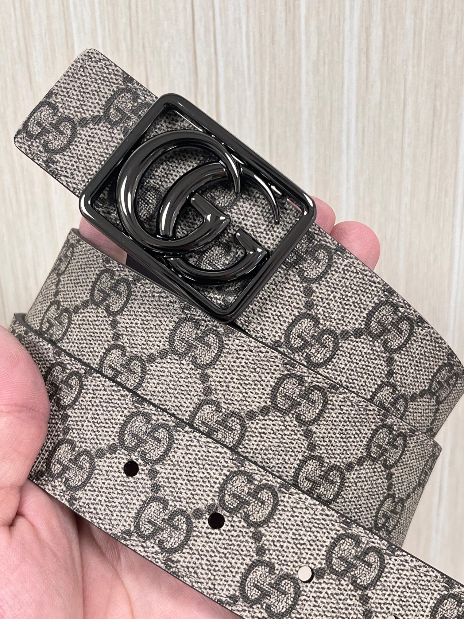 当季新款，GG老花帆布+皮革双面设计，一面 SuPreme帆布（带有品牌老花图案），另一面是光面皮革属于