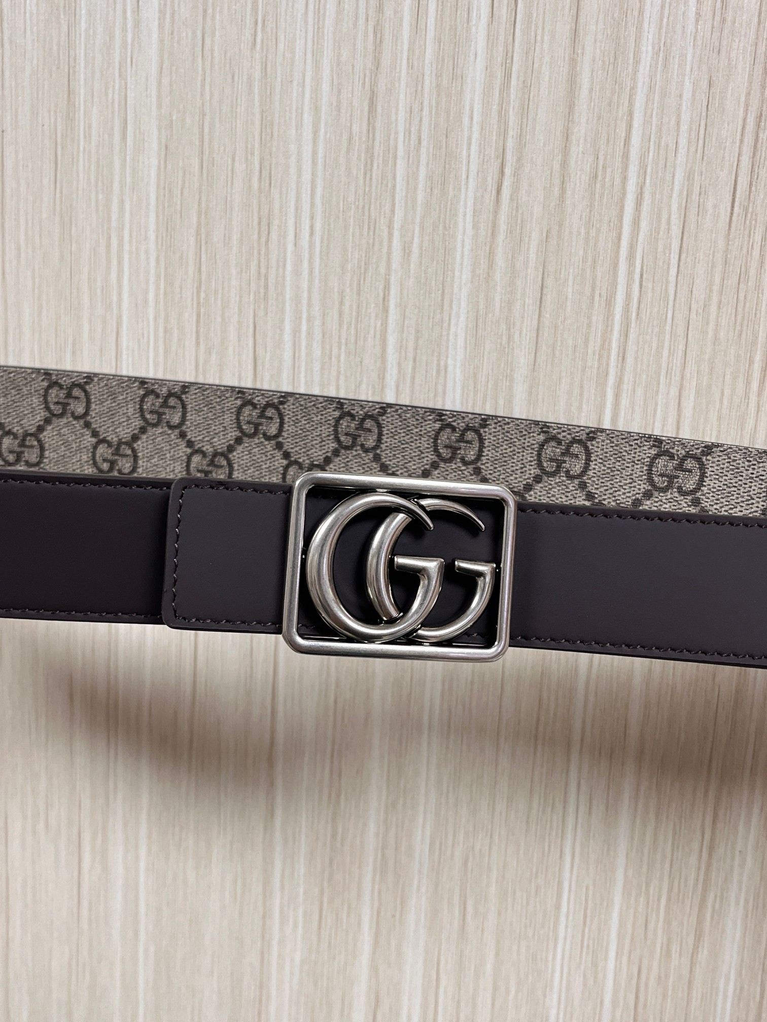 当季新款，GG老花帆布+皮革双面设计，一面 SuPreme帆布（带有品牌老花图案），另一面是光面皮革属于