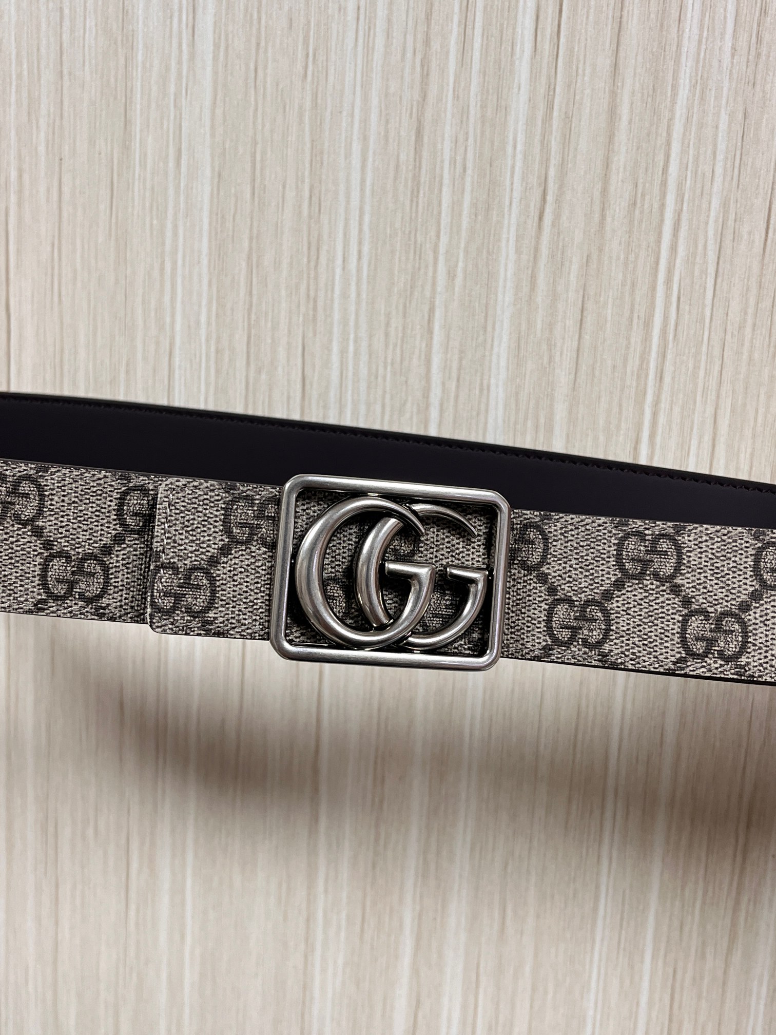 当季新款，GG老花帆布+皮革双面设计，一面 SuPreme帆布（带有品牌老花图案），另一面是光面皮革属于