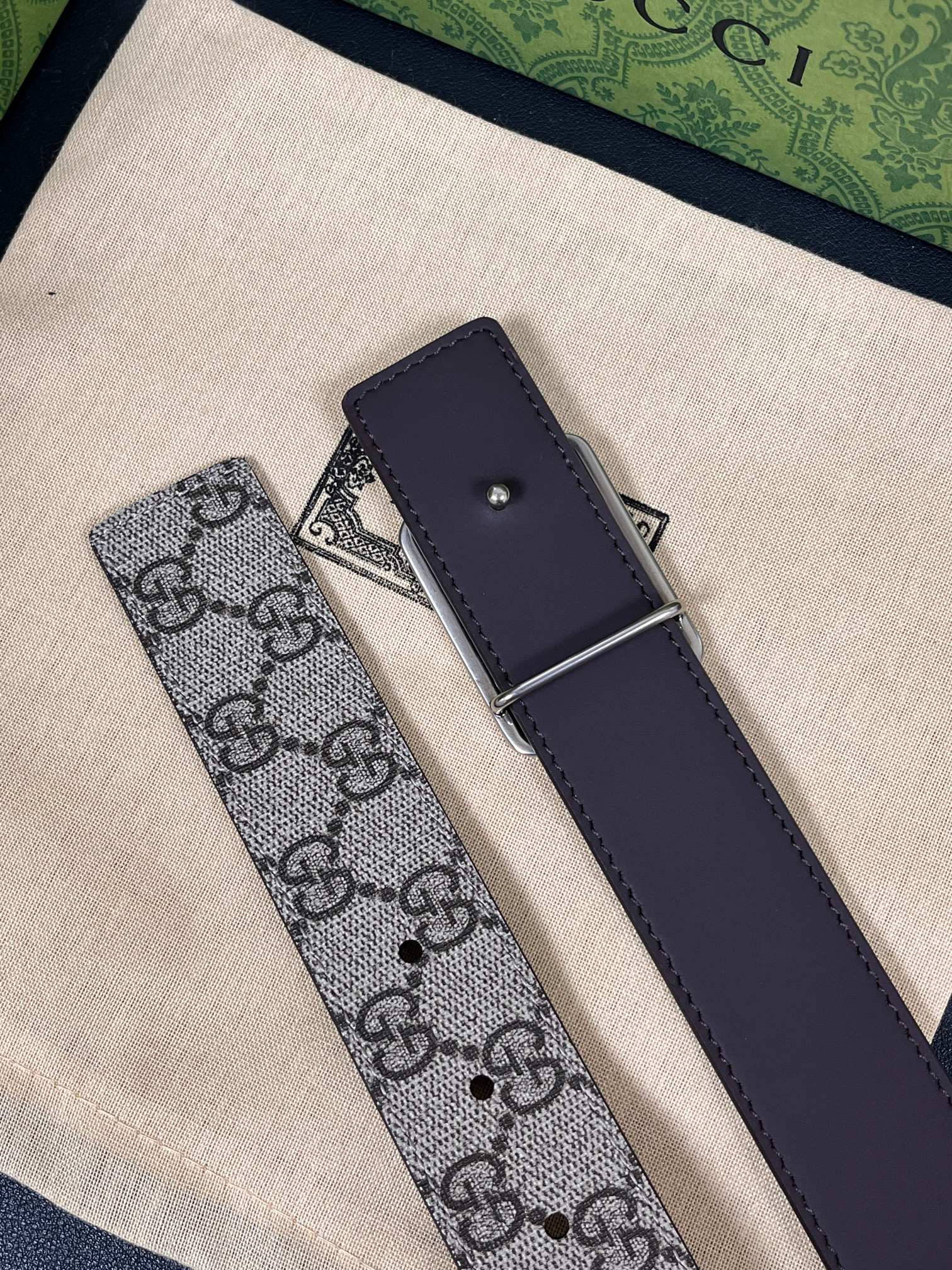 当季新款，GG老花帆布+皮革双面设计，一面 SuPreme帆布（带有品牌老花图案），另一面是光面皮革属于