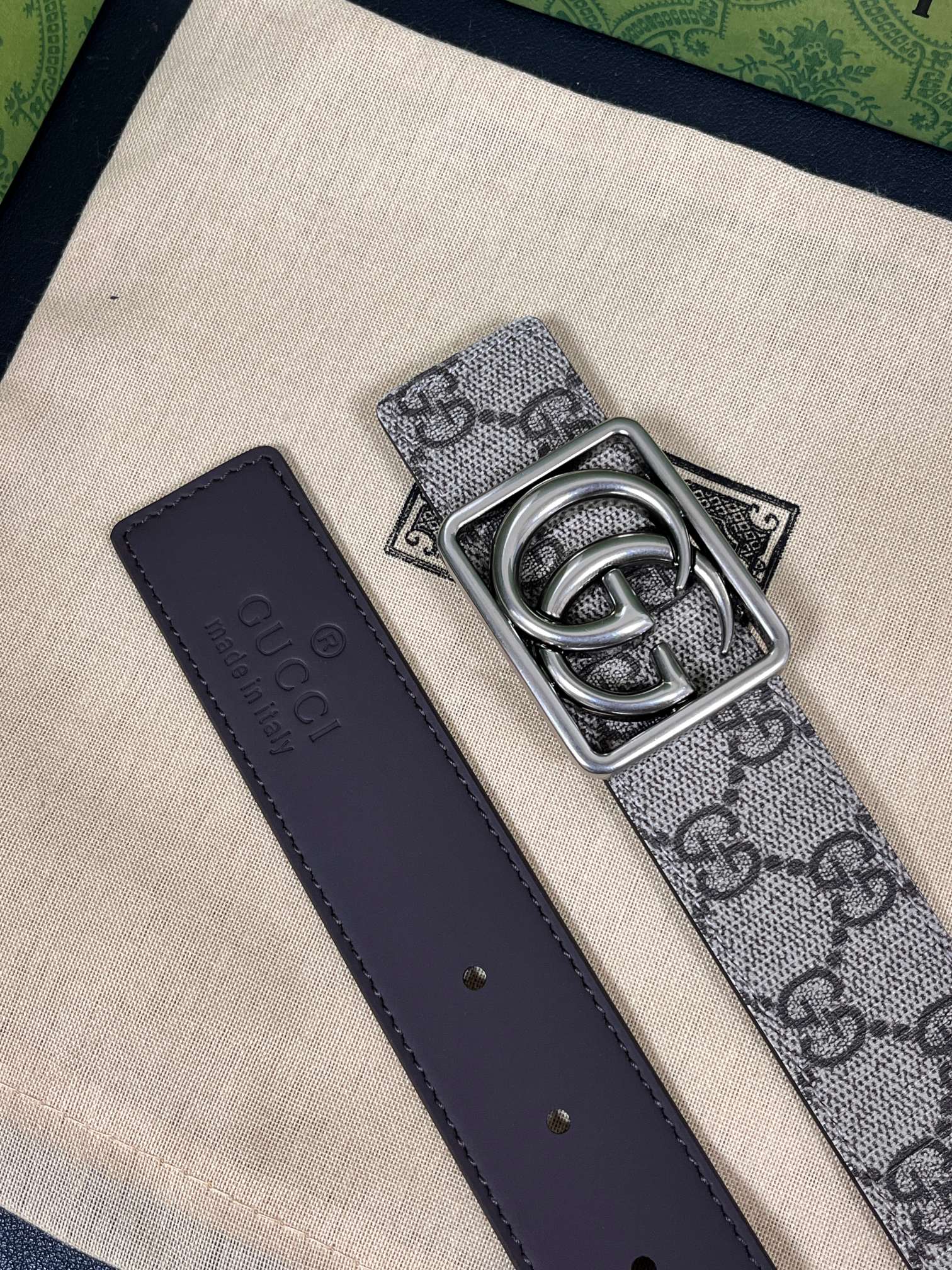 当季新款，GG老花帆布+皮革双面设计，一面 SuPreme帆布（带有品牌老花图案），另一面是光面皮革属于