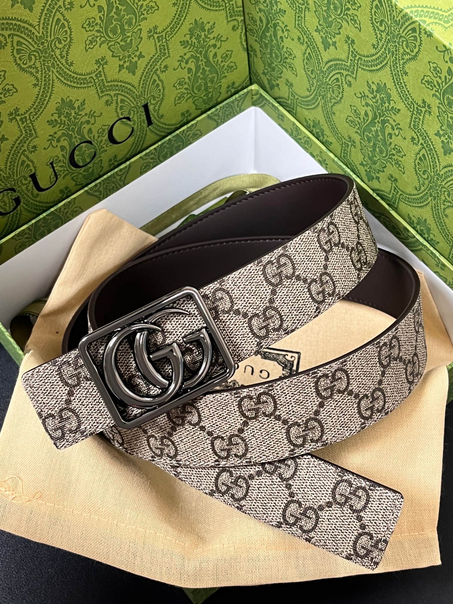 当季新款，GG老花帆布+皮革双面设计，一面 SuPreme帆布（带有品牌老花图案），另一面是光面皮革属于