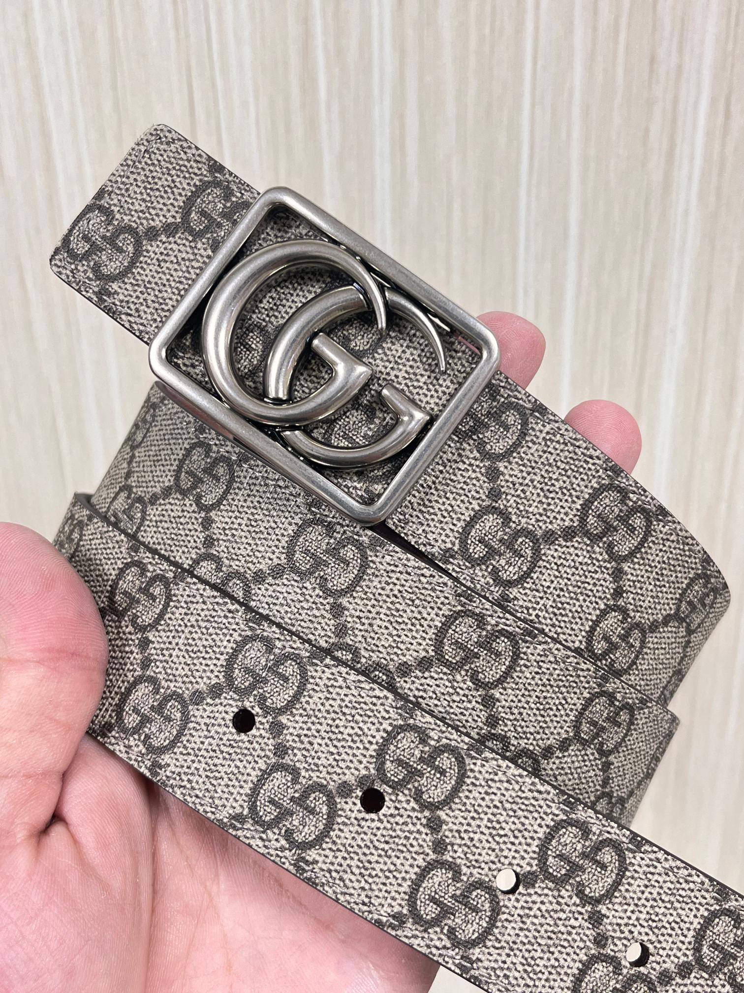 当季新款，GG老花帆布+皮革双面设计，一面 SuPreme帆布（带有品牌老花图案），另一面是光面皮革属于