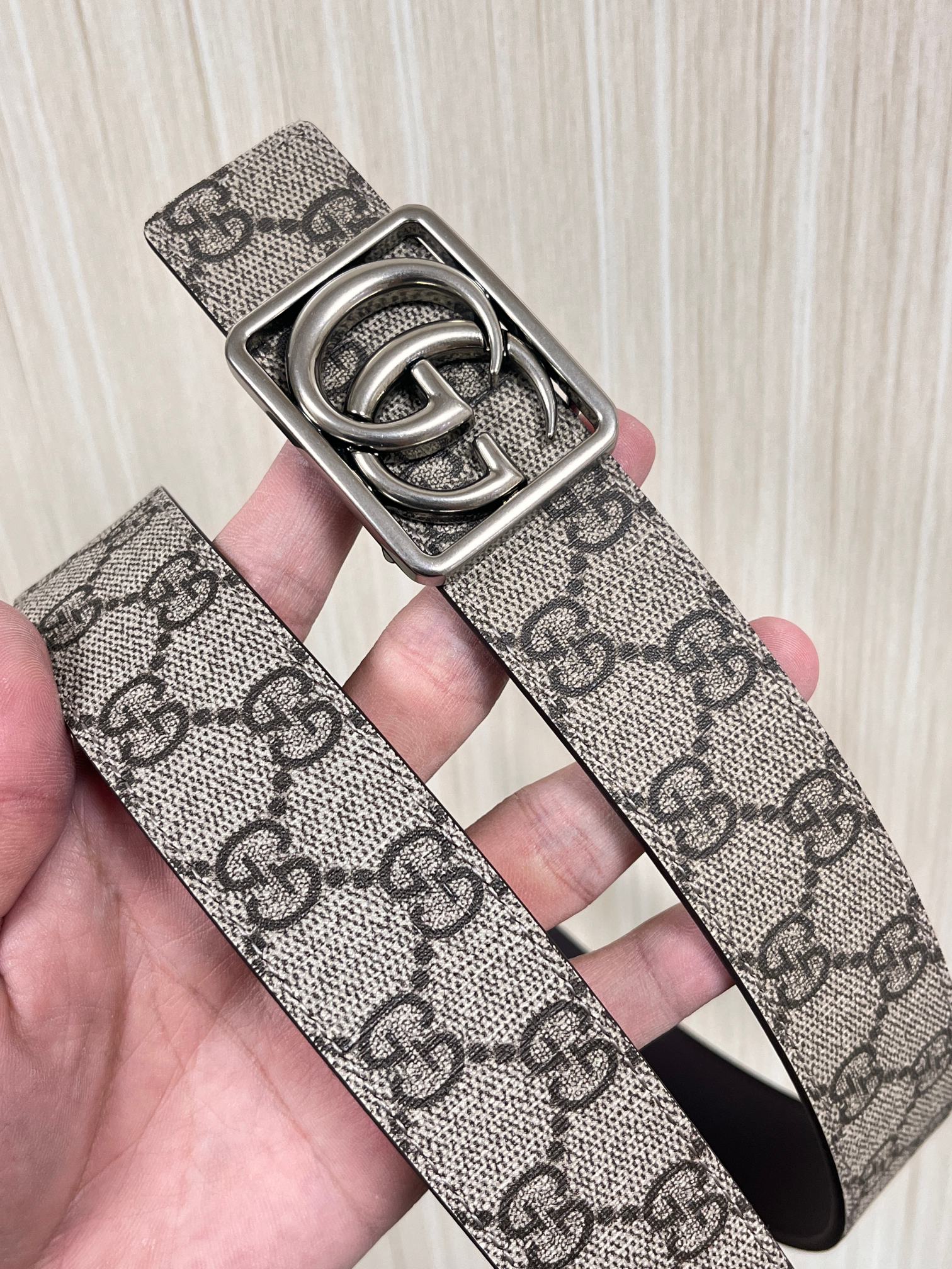 当季新款，GG老花帆布+皮革双面设计，一面 SuPreme帆布（带有品牌老花图案），另一面是光面皮革属于