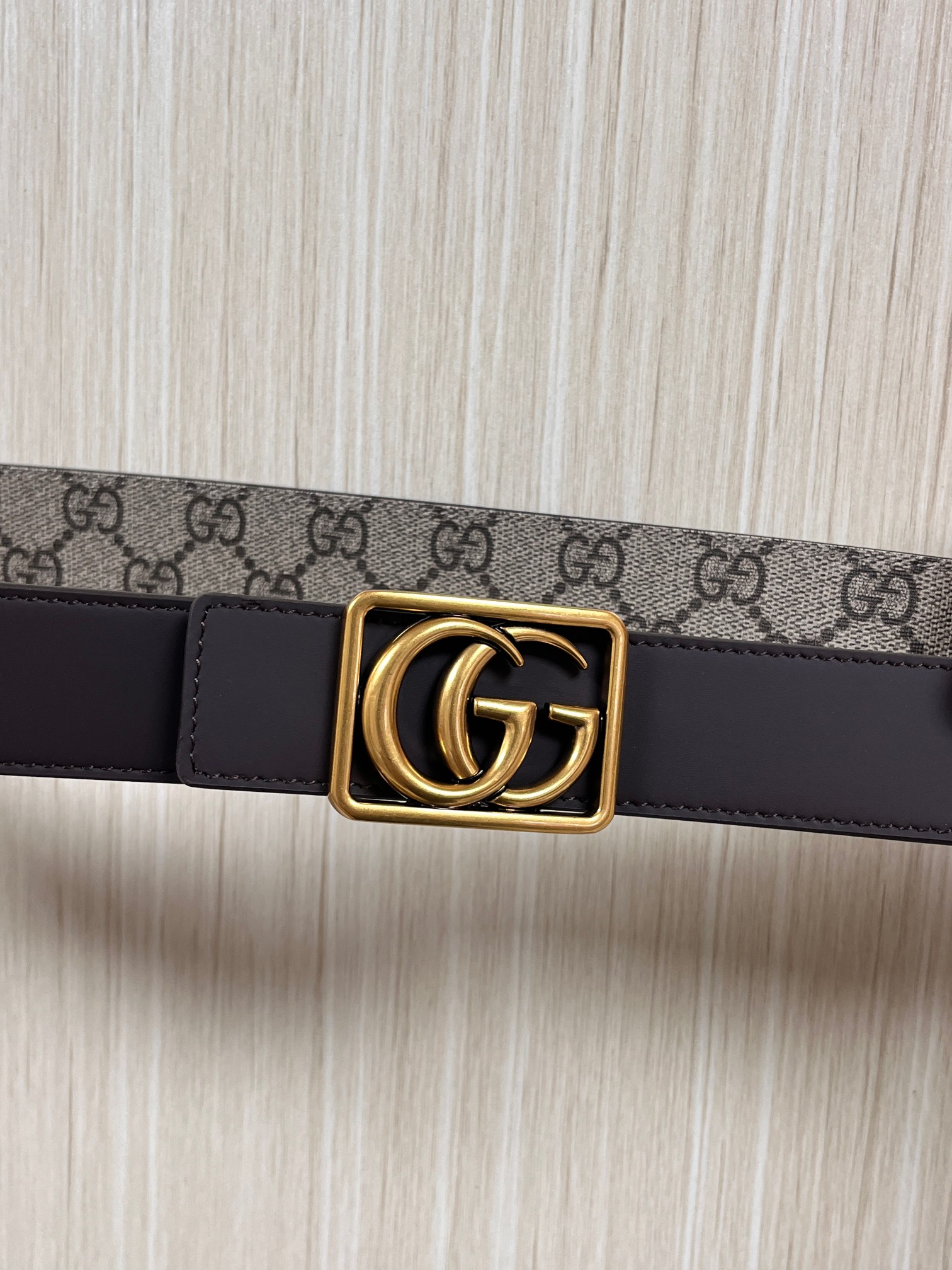 当季新款，GG老花帆布+皮革双面设计，一面 SuPreme帆布（带有品牌老花图案），另一面是光面皮革属于