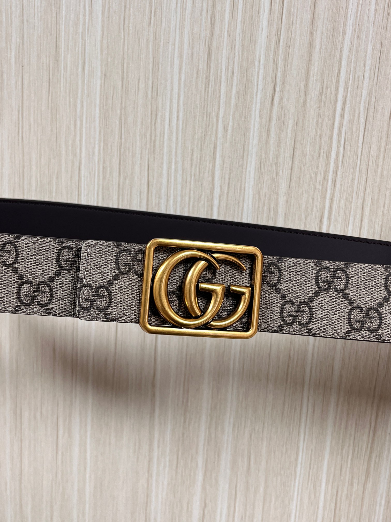 当季新款，GG老花帆布+皮革双面设计，一面 SuPreme帆布（带有品牌老花图案），另一面是光面皮革属于