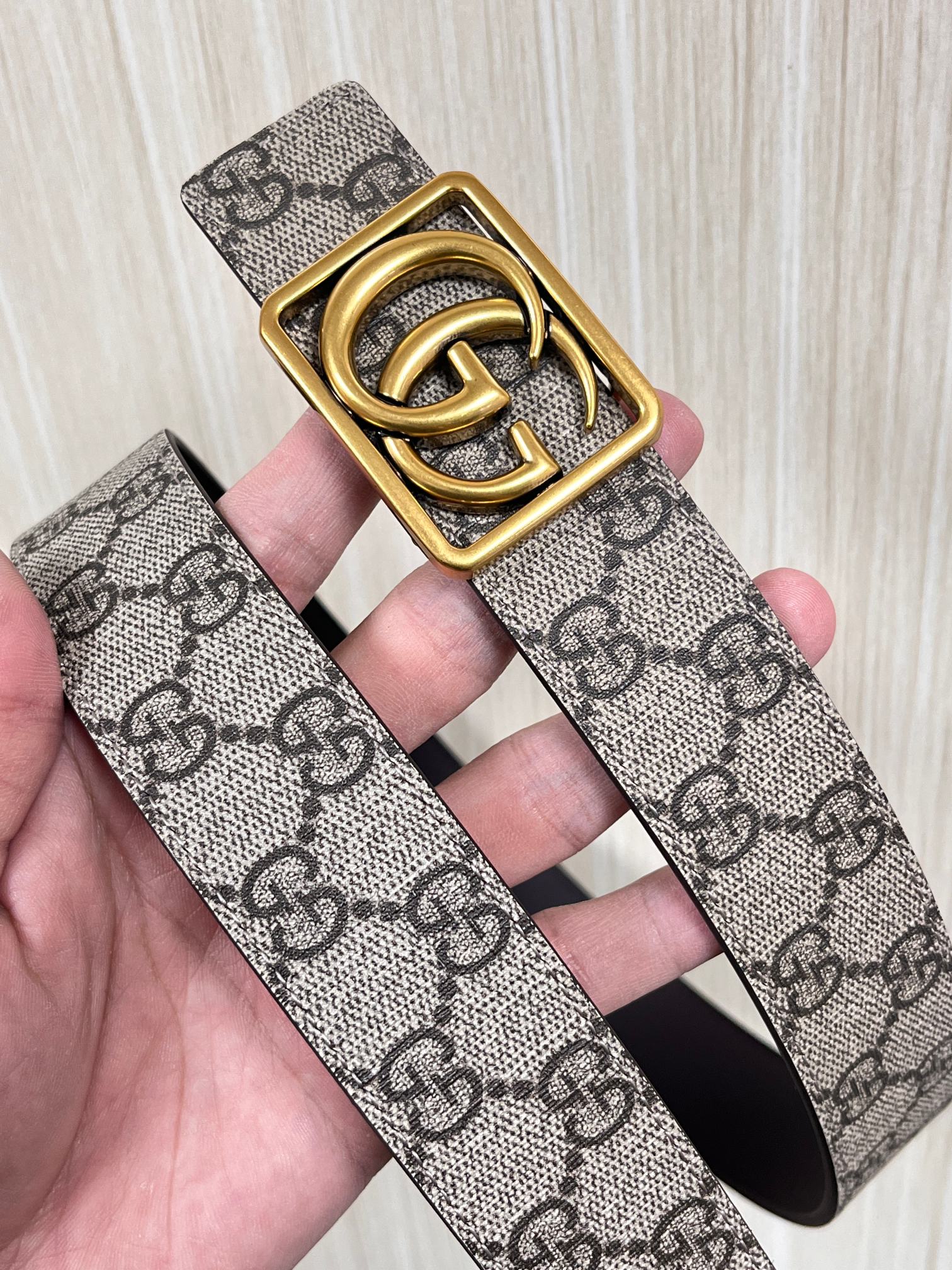 当季新款，GG老花帆布+皮革双面设计，一面 SuPreme帆布（带有品牌老花图案），另一面是光面皮革属于