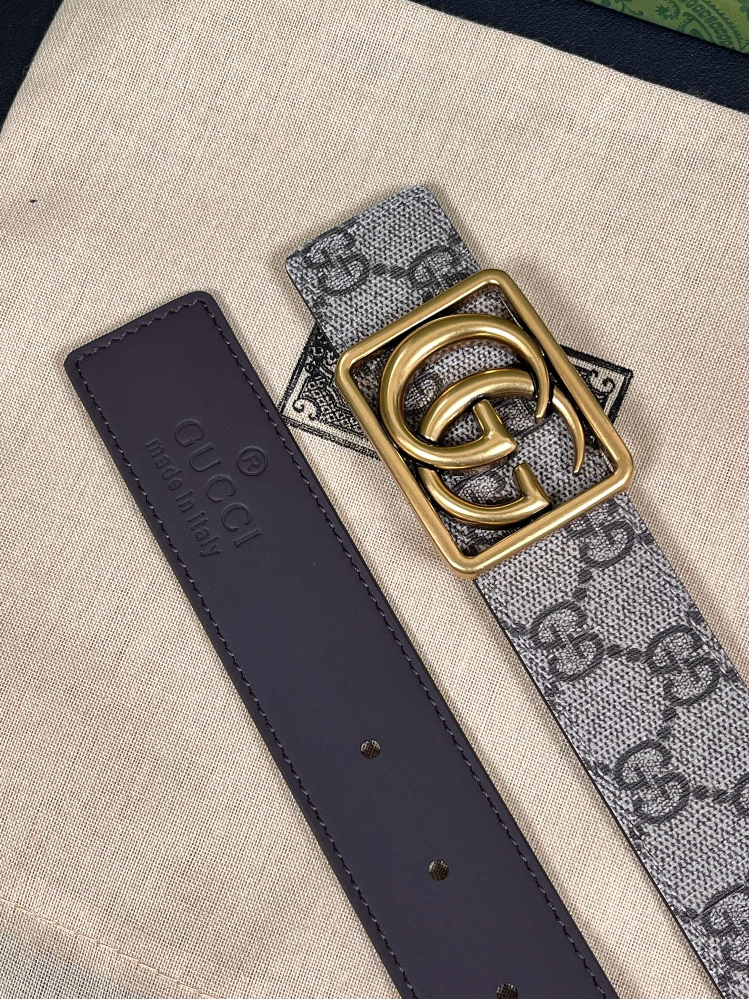 当季新款，GG老花帆布+皮革双面设计，一面 SuPreme帆布（带有品牌老花图案），另一面是光面皮革属于