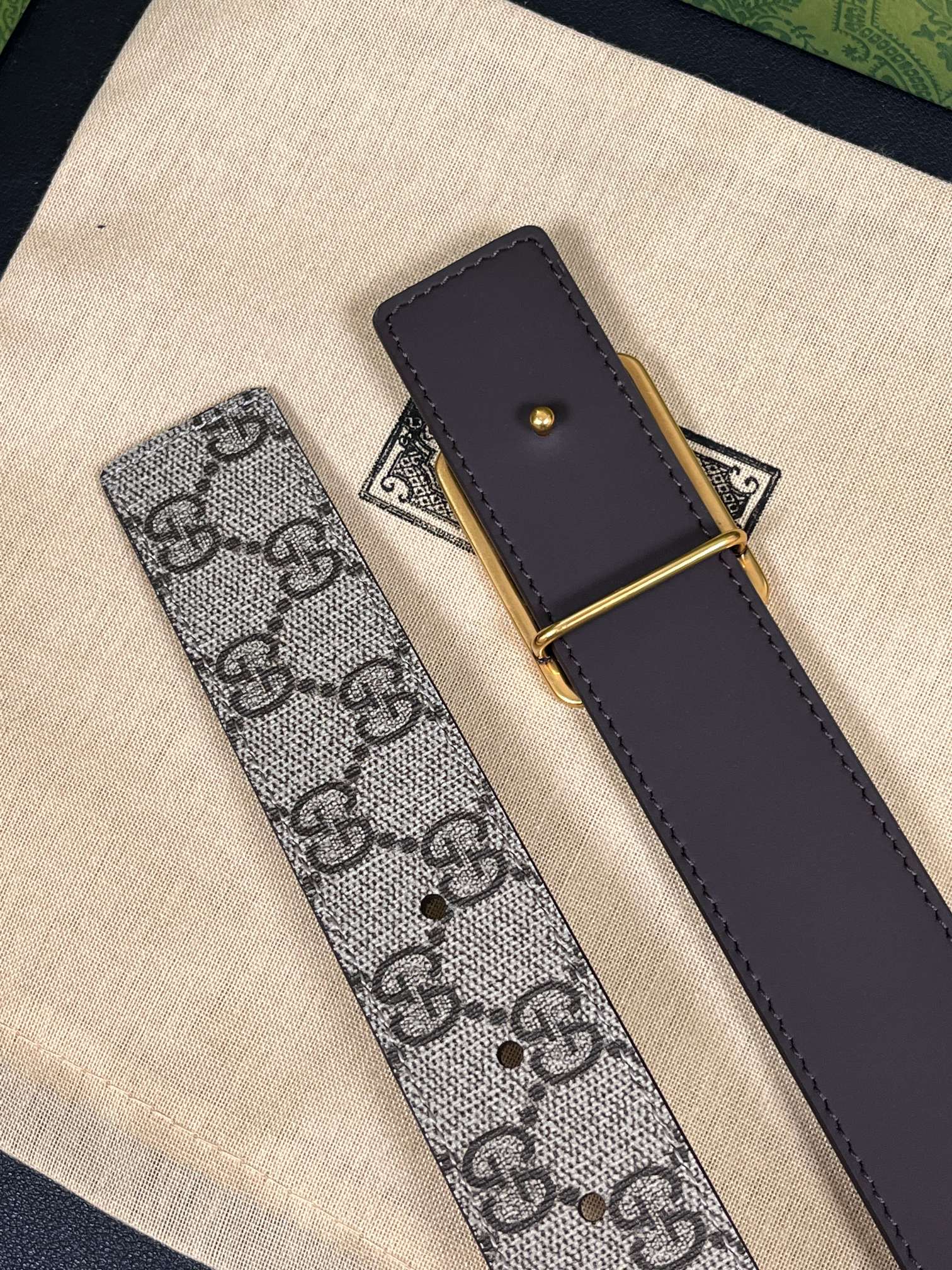 当季新款，GG老花帆布+皮革双面设计，一面 SuPreme帆布（带有品牌老花图案），另一面是光面皮革属于