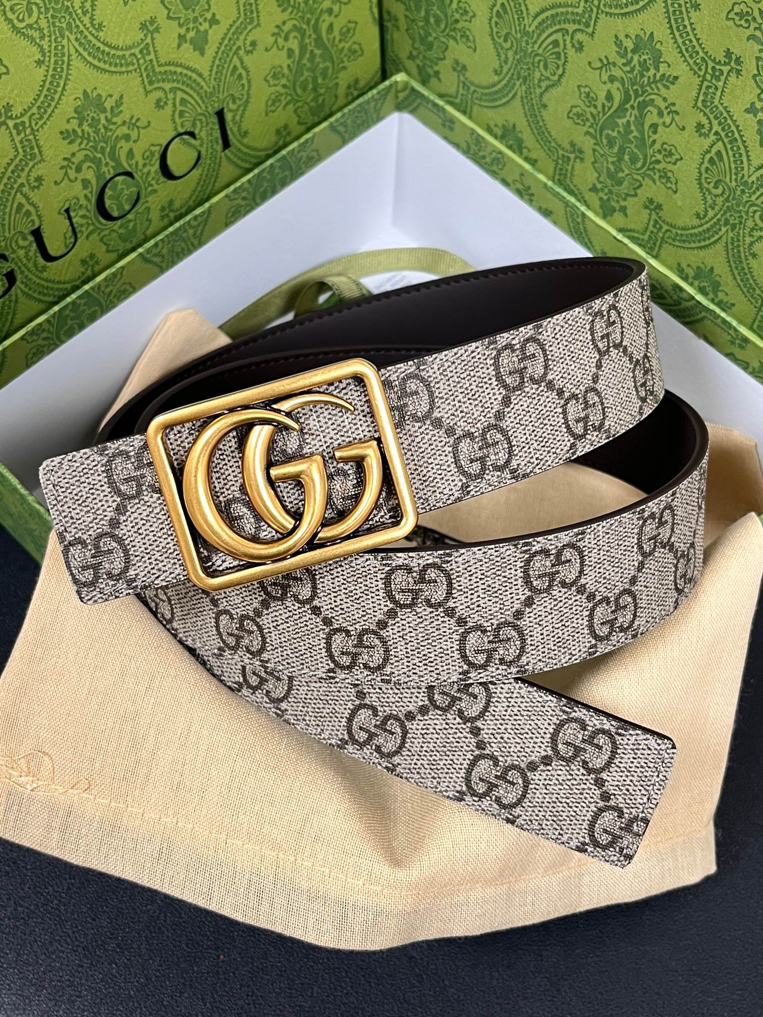 当季新款，GG老花帆布+皮革双面设计，一面 SuPreme帆布（带有品牌老花图案），另一面是光面皮革属于