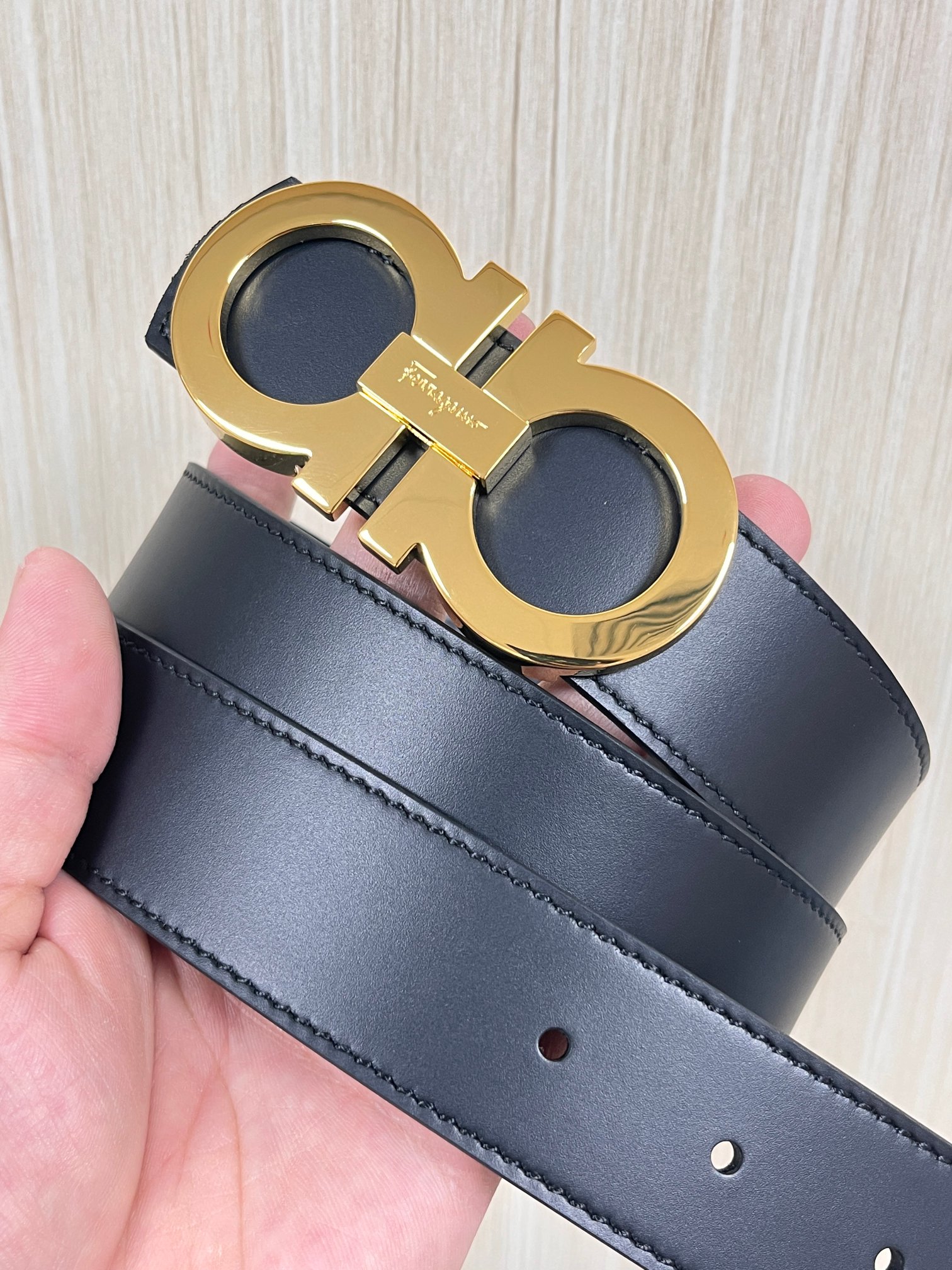 当季经典款，俗称“8字扣”，源自品牌经典的双马蹄铁元素，既象征好运，也因形似数字“8”被赋予了“发发发”