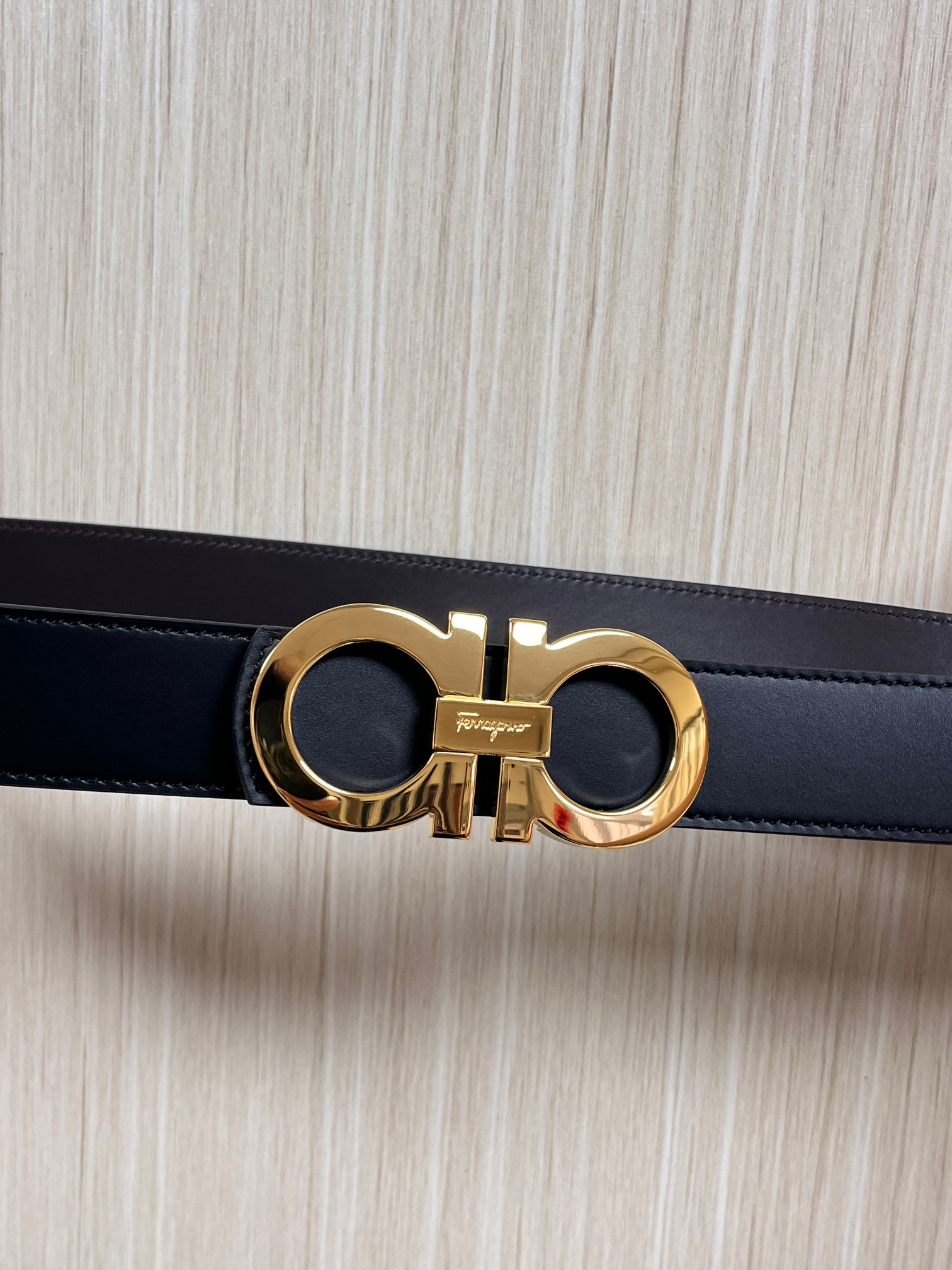 当季经典款，俗称“8字扣”，源自品牌经典的双马蹄铁元素，既象征好运，也因形似数字“8”被赋予了“发发发”