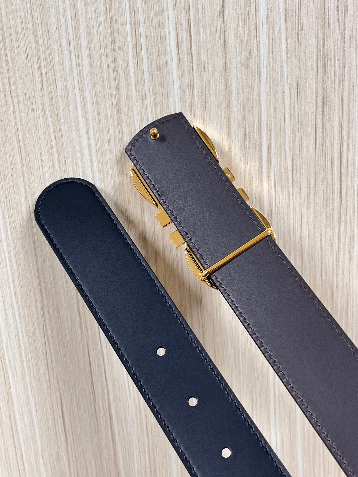 当季经典款，俗称“8字扣”，源自品牌经典的双马蹄铁元素，既象征好运，也因形似数字“8”被赋予了“发发发”