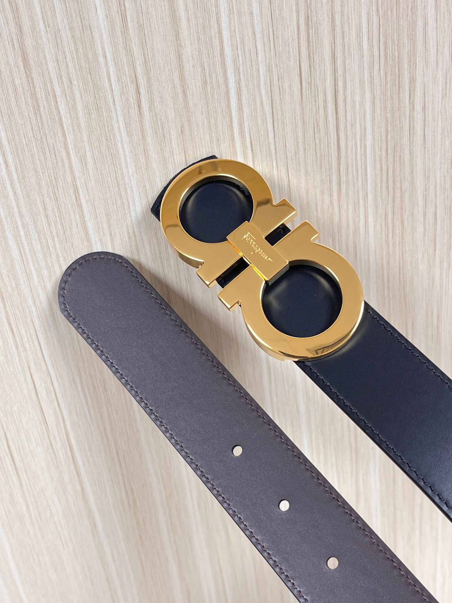 当季经典款，俗称“8字扣”，源自品牌经典的双马蹄铁元素，既象征好运，也因形似数字“8”被赋予了“发发发”