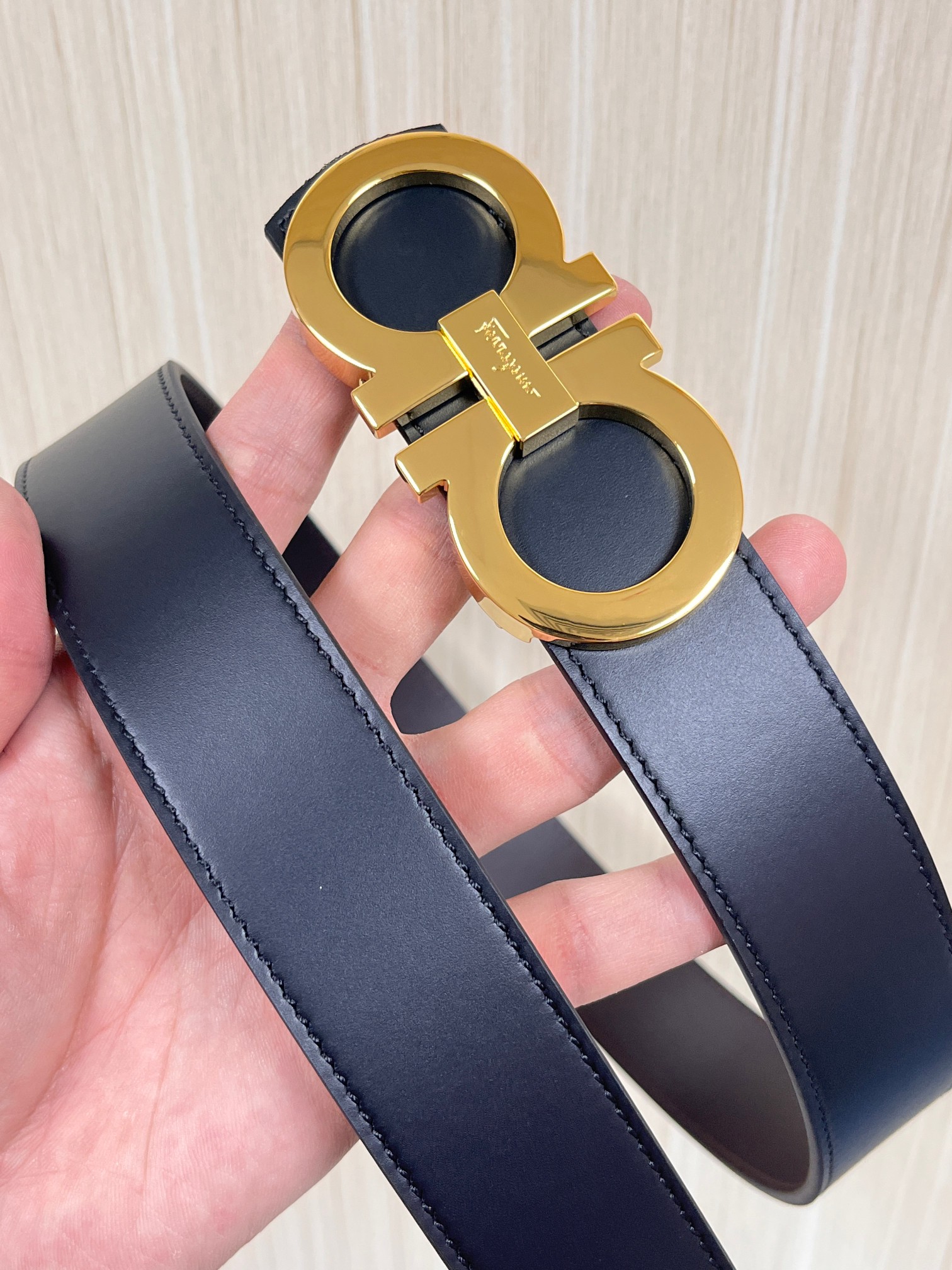 当季经典款，俗称“8字扣”，源自品牌经典的双马蹄铁元素，既象征好运，也因形似数字“8”被赋予了“发发发”