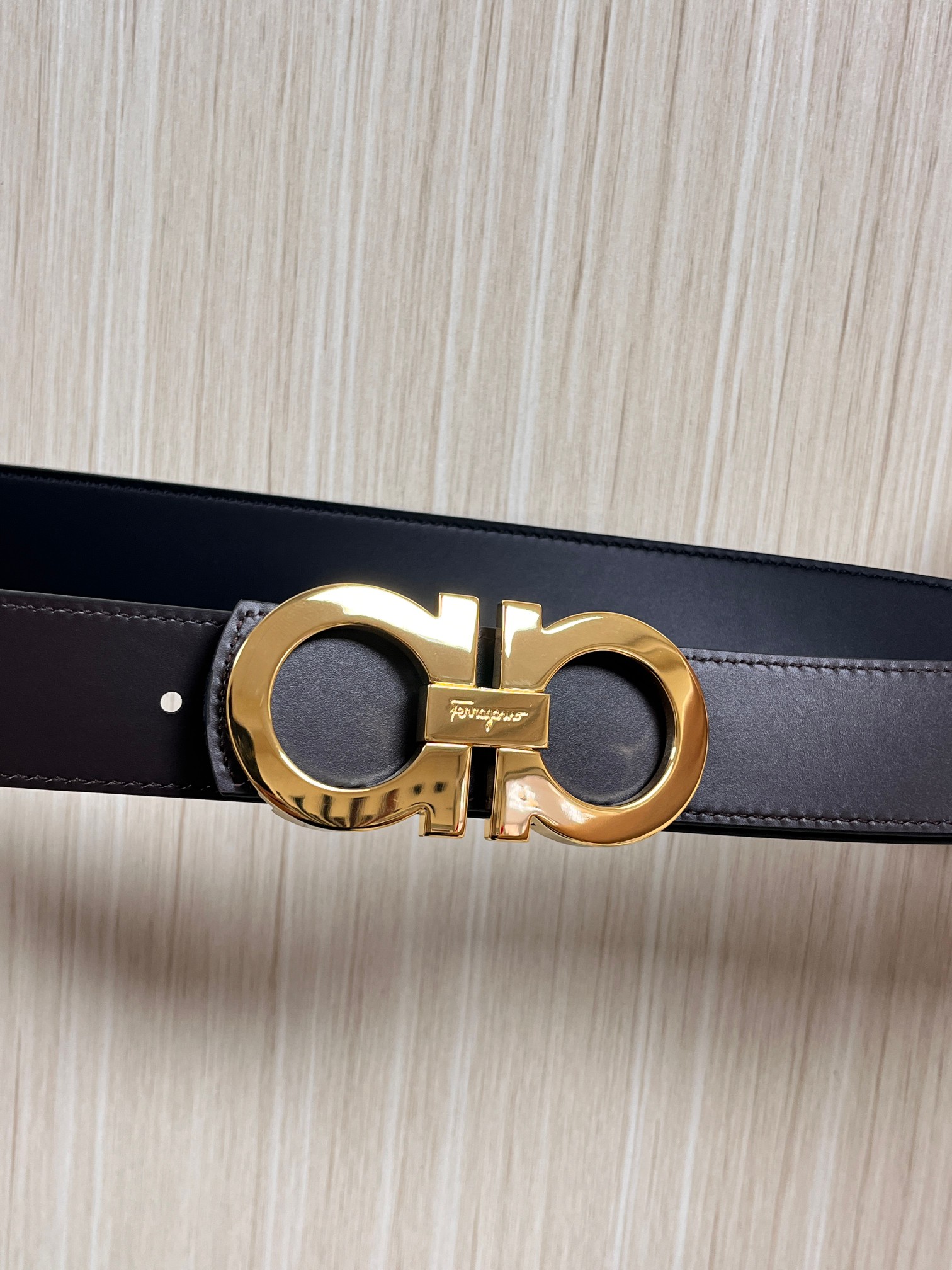 当季经典款，俗称“8字扣”，源自品牌经典的双马蹄铁元素，既象征好运，也因形似数字“8”被赋予了“发发发”