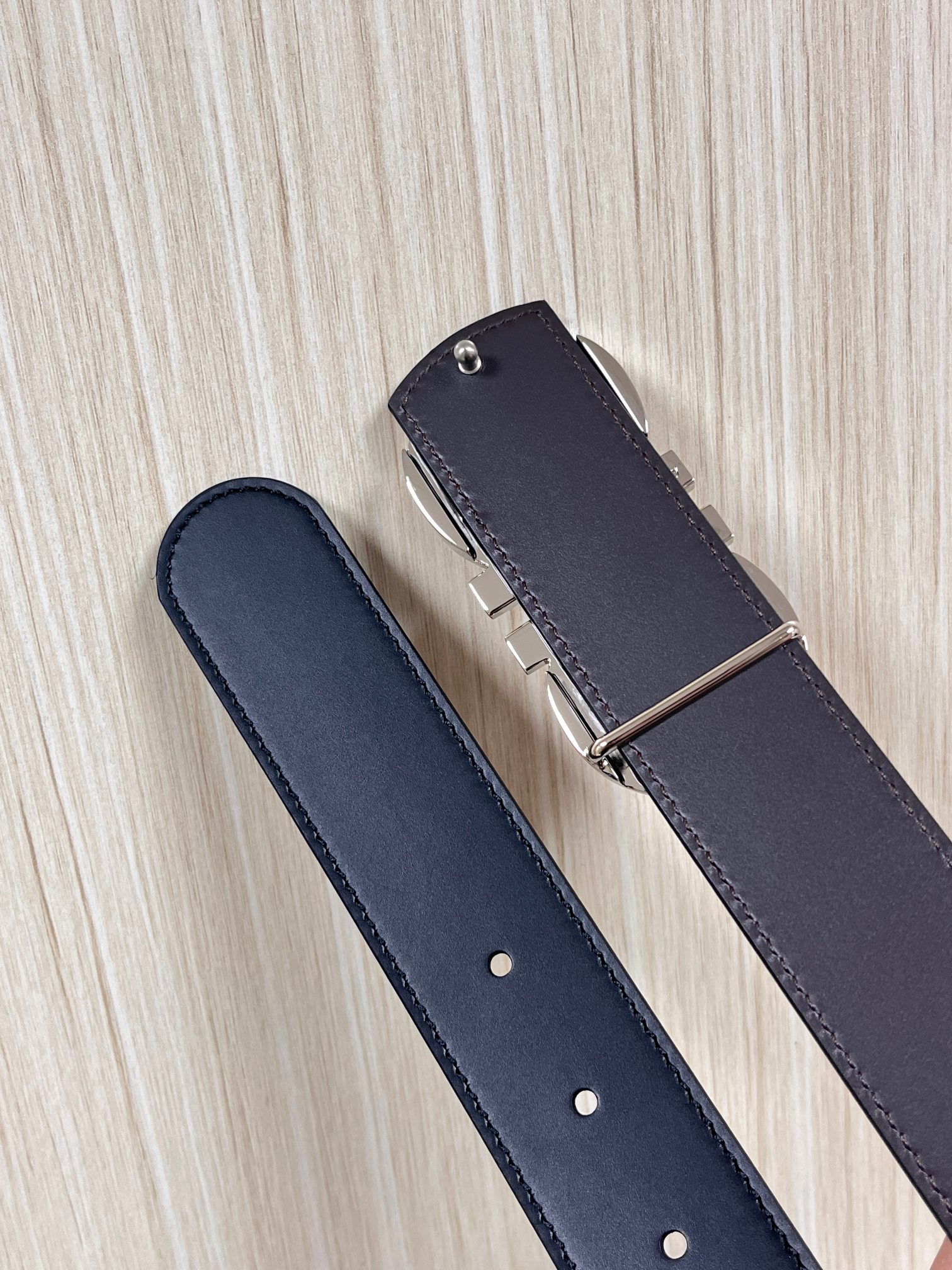 当季经典款，俗称“8字扣”，源自品牌经典的双马蹄铁元素，既象征好运，也因形似数字“8”被赋予了“发发发”