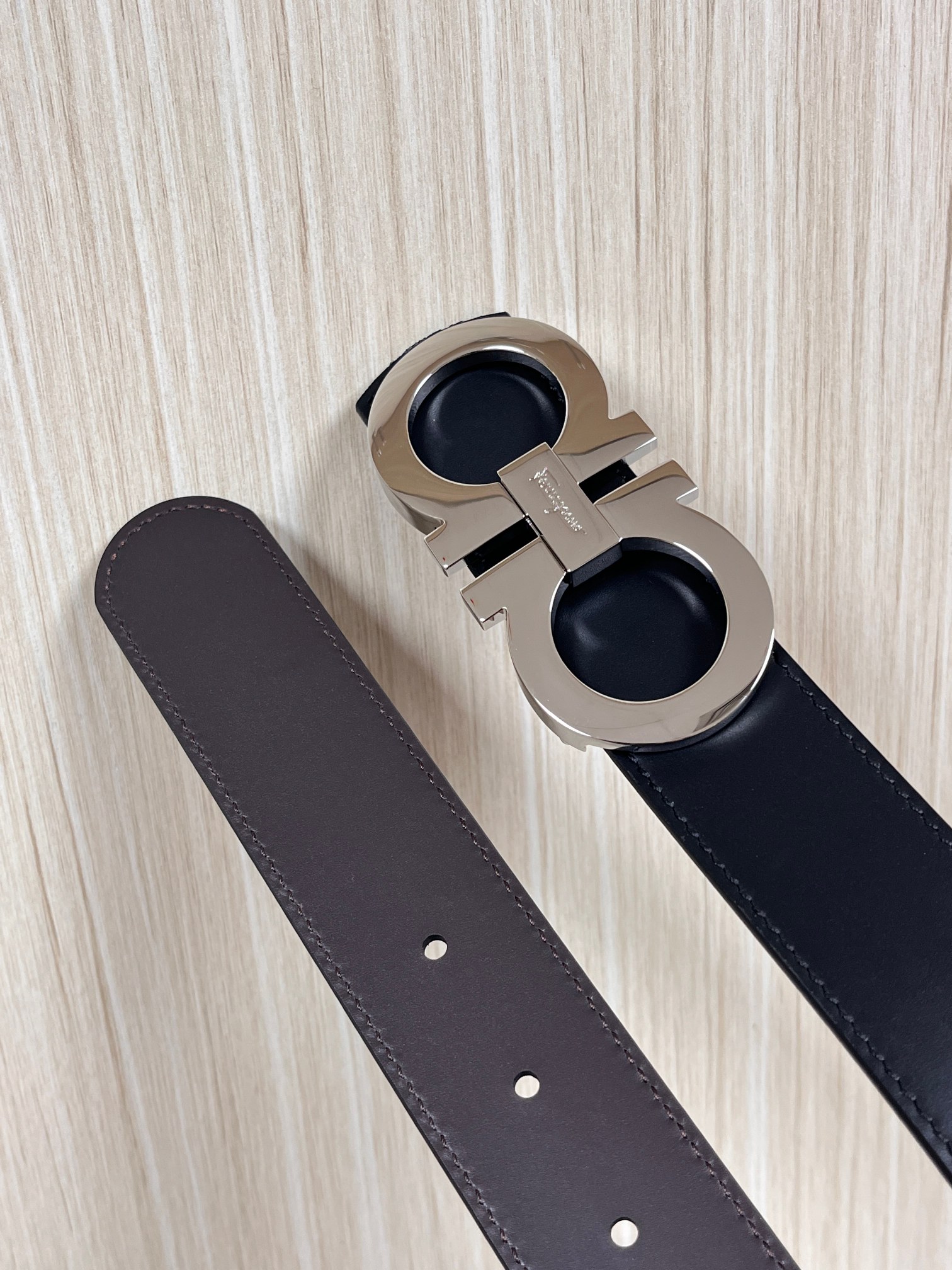 当季经典款，俗称“8字扣”，源自品牌经典的双马蹄铁元素，既象征好运，也因形似数字“8”被赋予了“发发发”