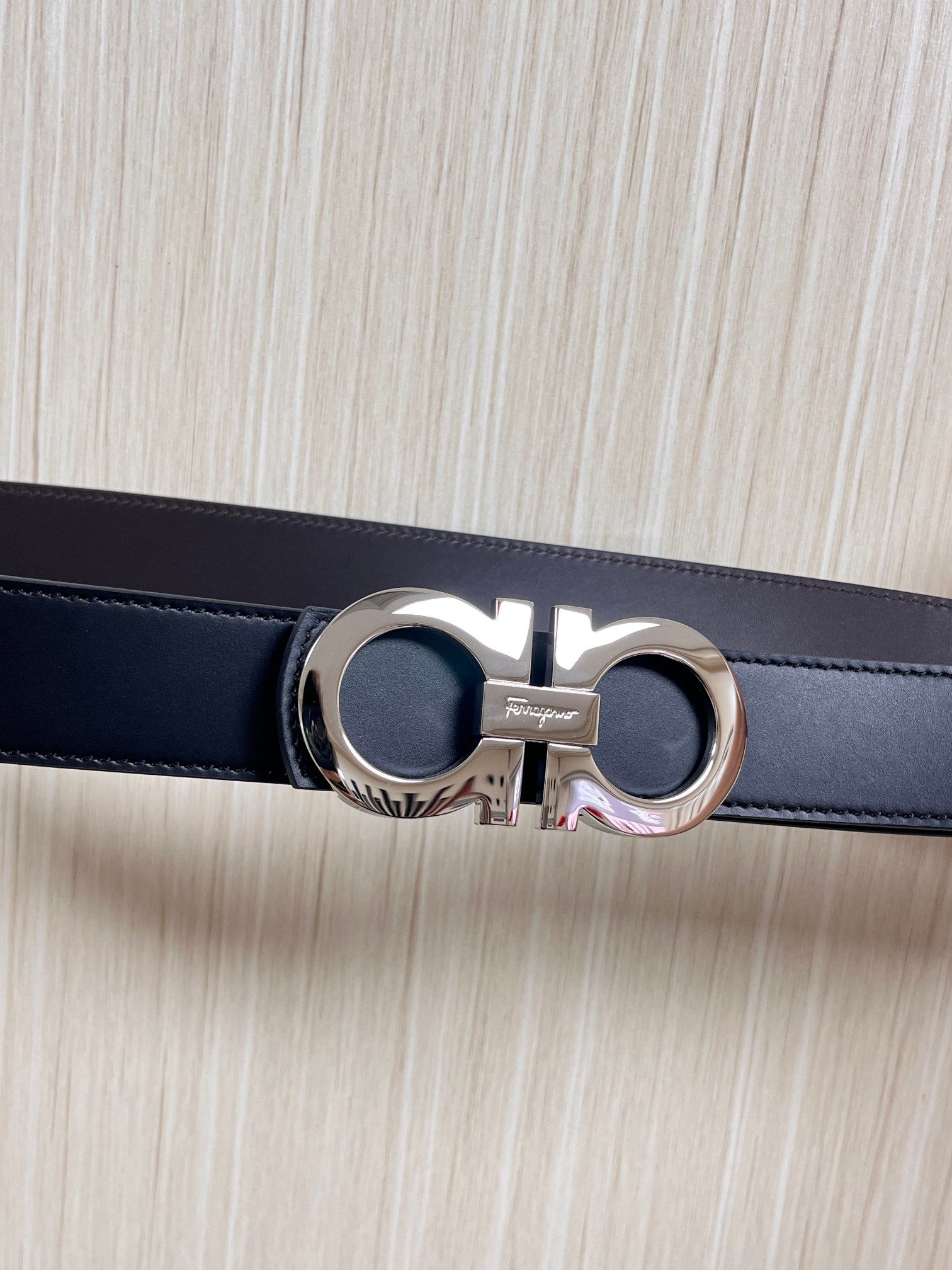 当季经典款，俗称“8字扣”，源自品牌经典的双马蹄铁元素，既象征好运，也因形似数字“8”被赋予了“发发发”